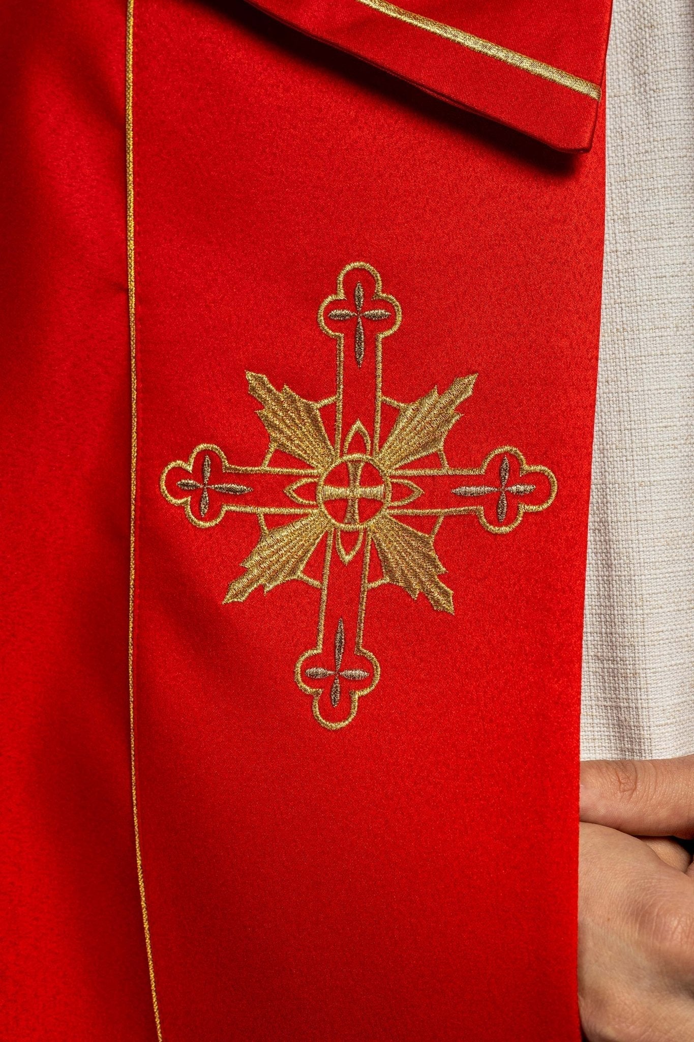 Capa pluvial roja con bordado IHS