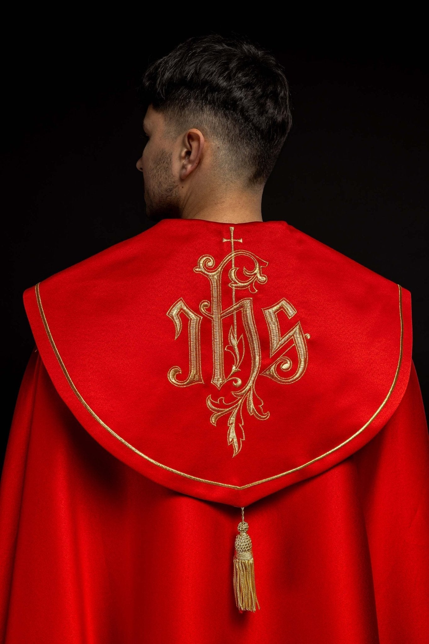 Capa pluvial roja con bordado IHS