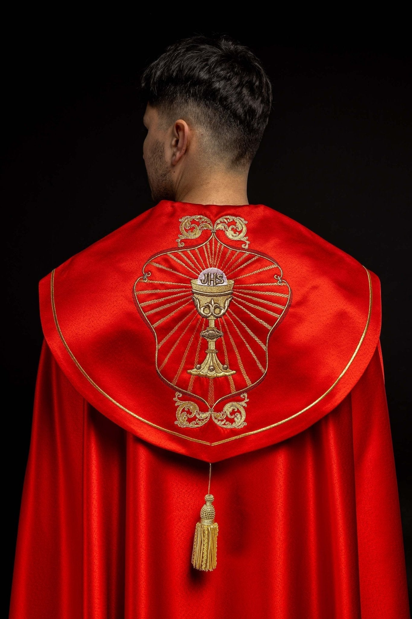 Capa pluvial roja con bordado IHS y Cáliz