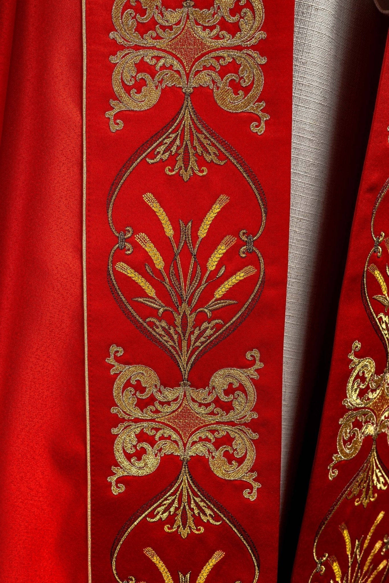 Capa pluvial roja con bordado IHS y Cáliz