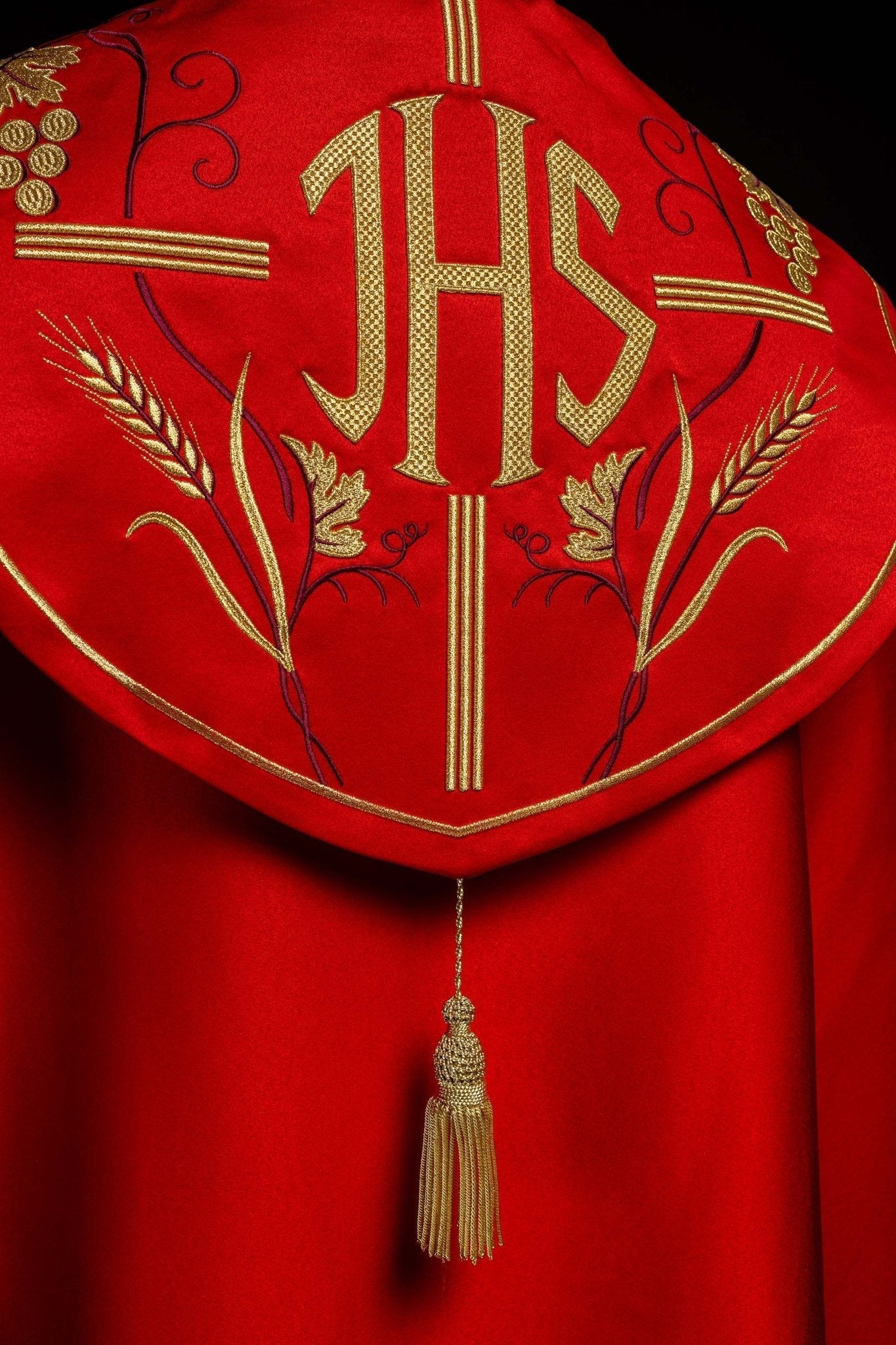 Capa pluvial roja con IHS dorado y bordado uvas