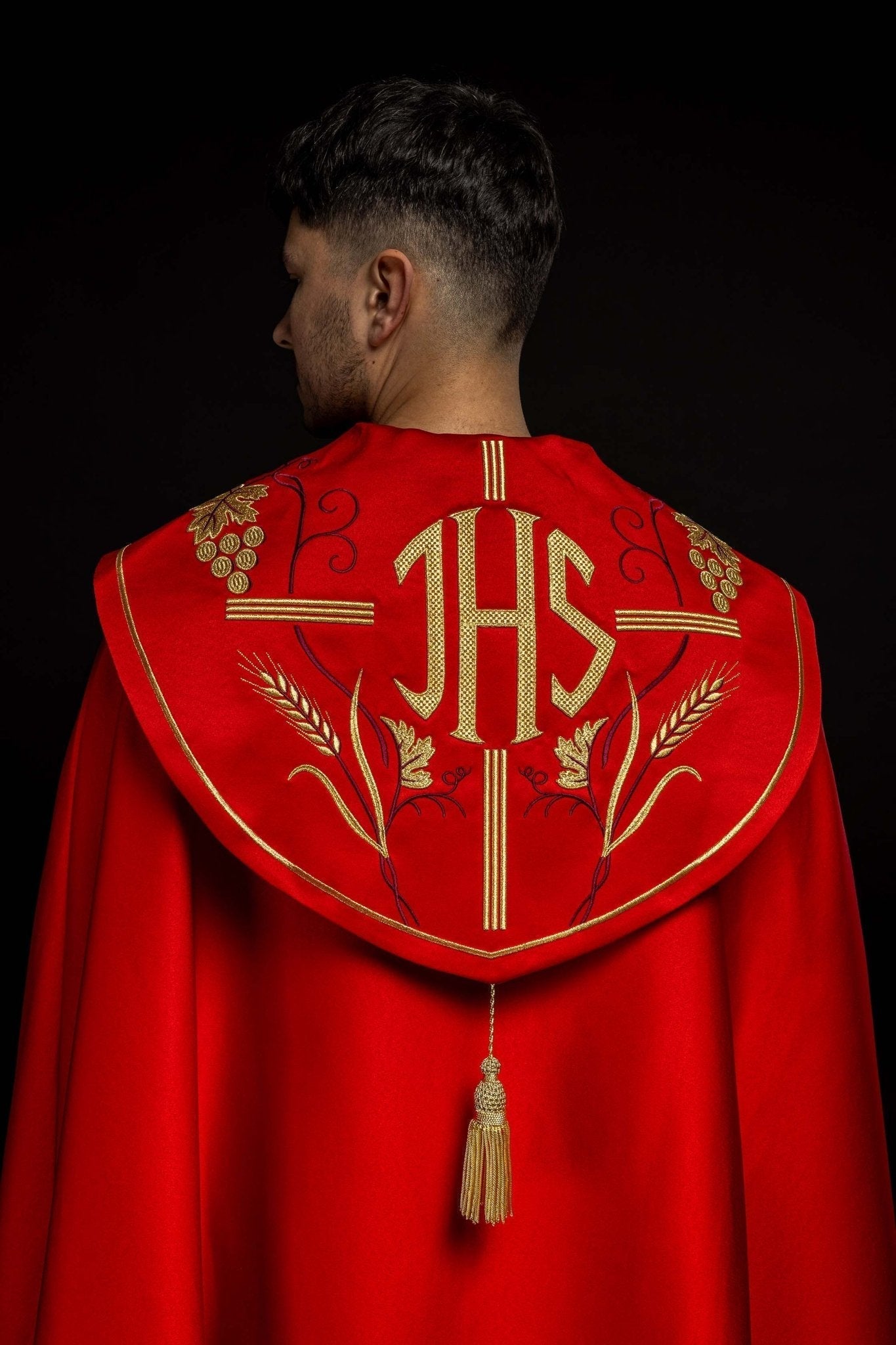 Capa pluvial roja con IHS dorado y bordado uvas