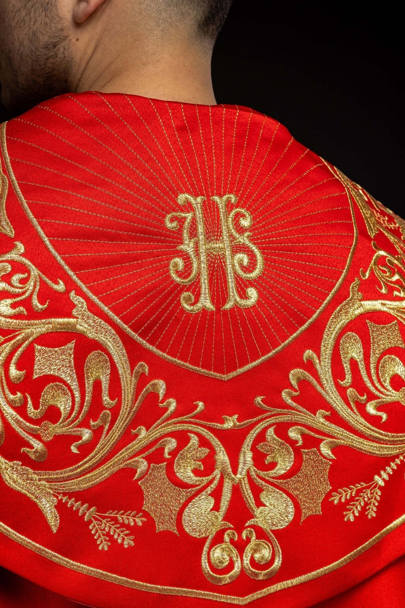 Capa pluvial roja ricamente decorada con bordado IHS