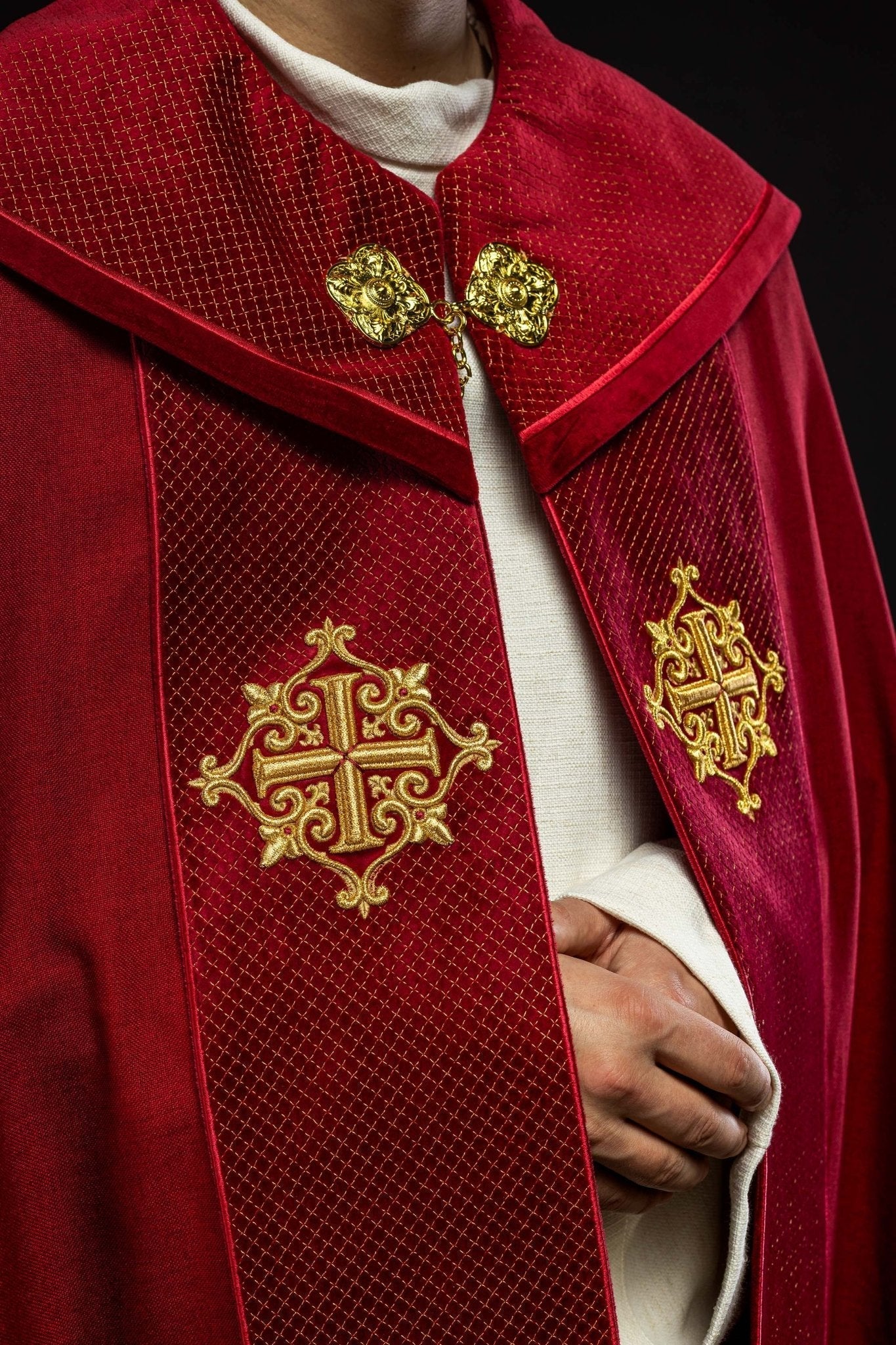 Capa pluvial terciopelo roja con bordado Cruces