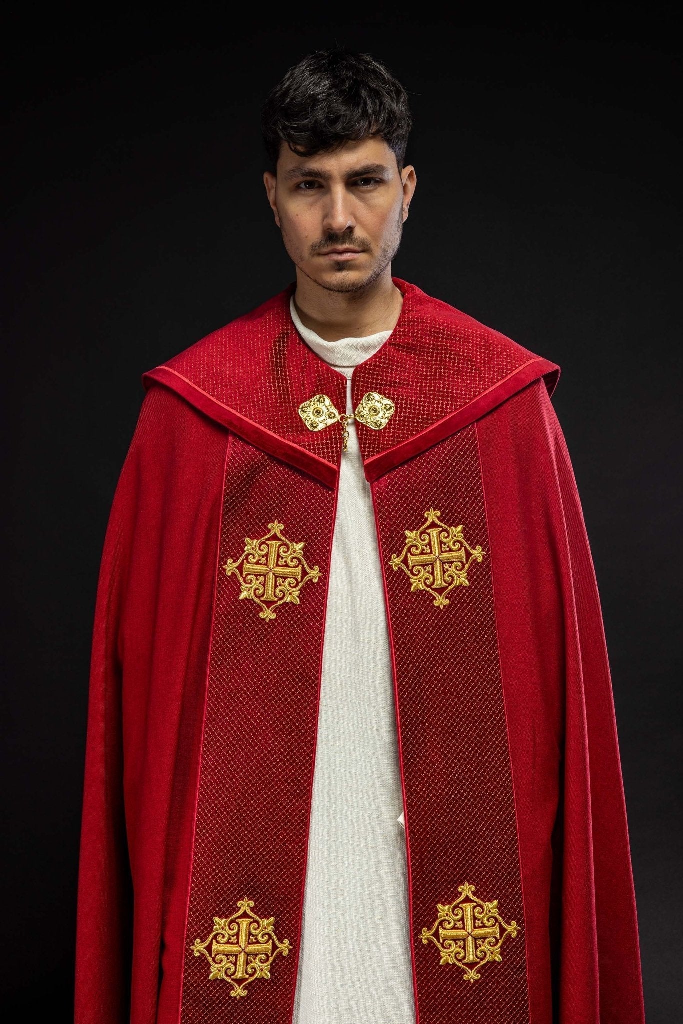 Capa pluvial terciopelo roja con bordado Cruces