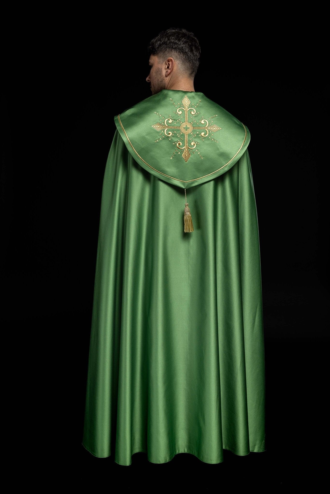 Capa pluvial verde con bordado cruces con picos
