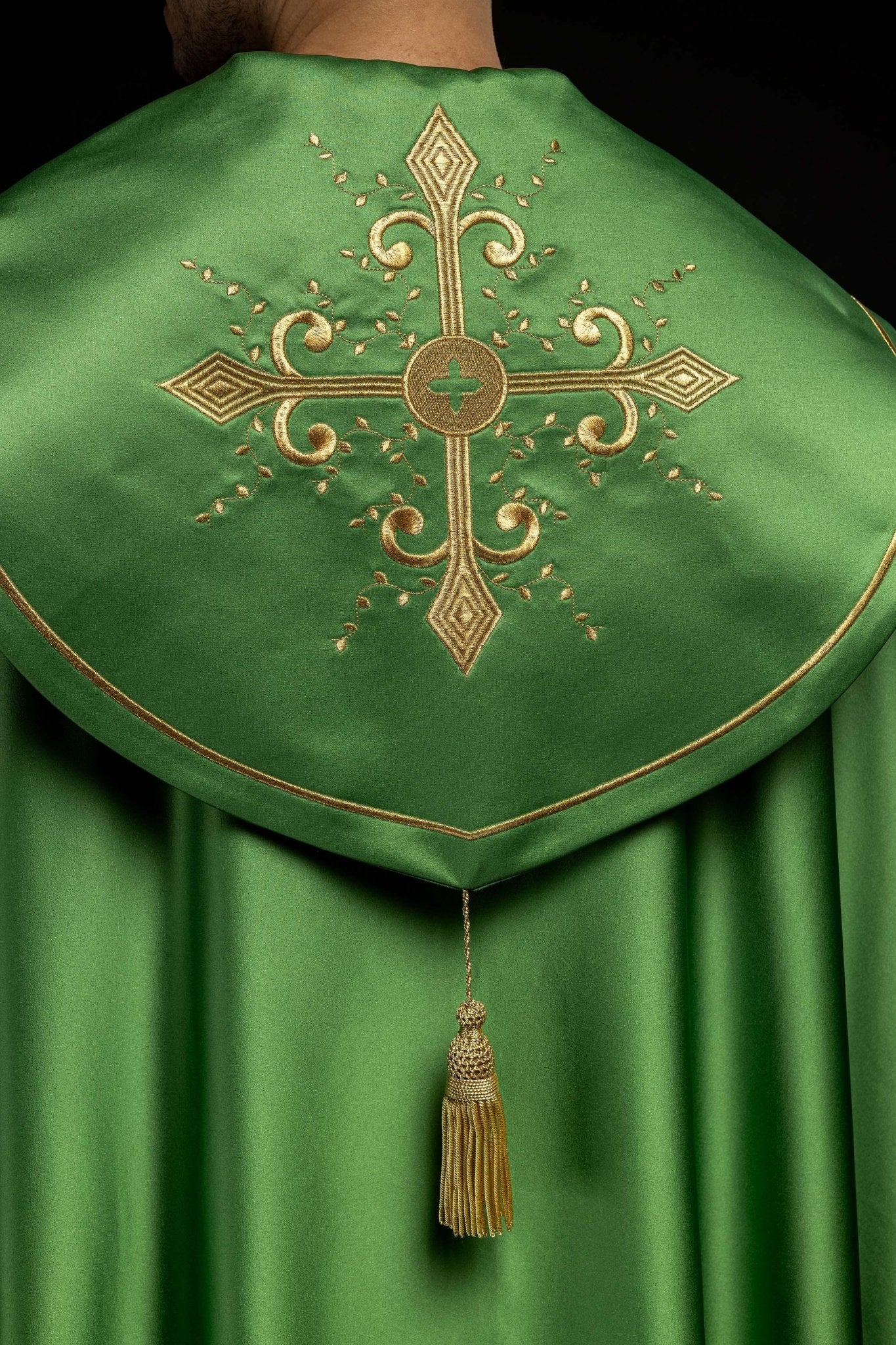 Capa pluvial verde con bordado cruces con picos