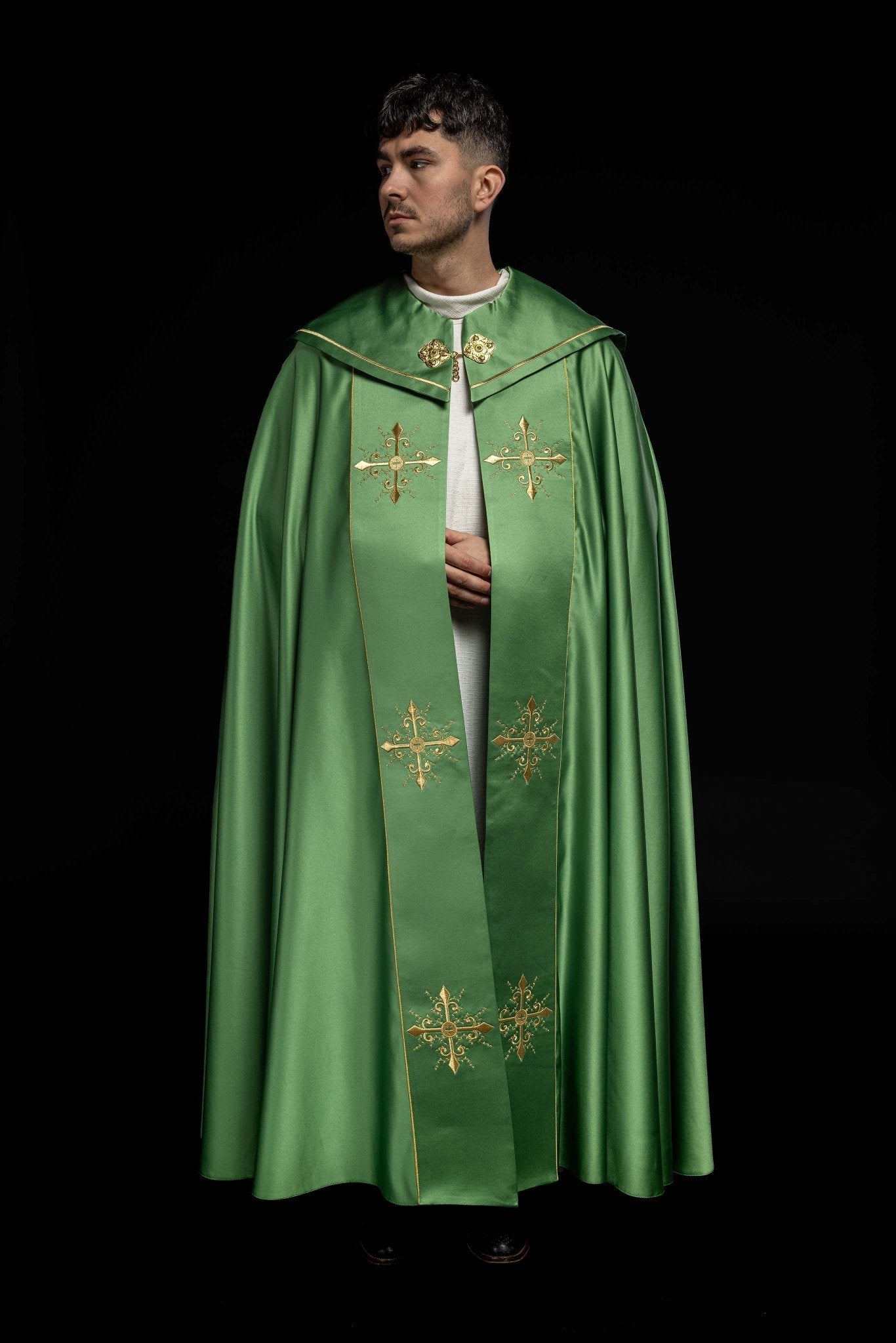 Capa pluvial verde con bordado cruces con picos