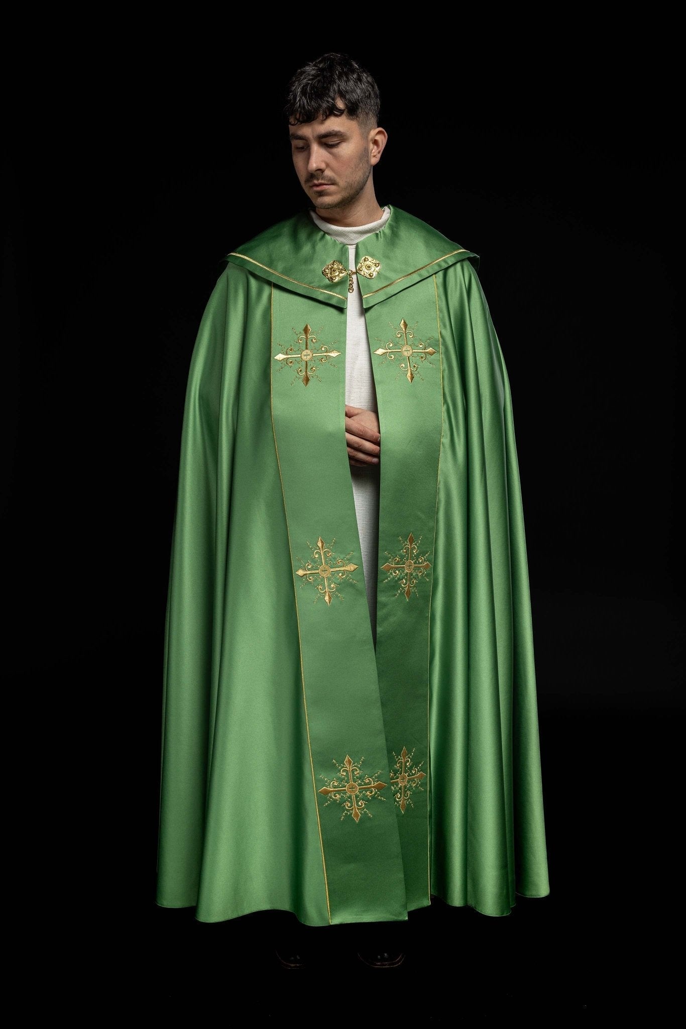Capa pluvial verde con bordado cruces con picos