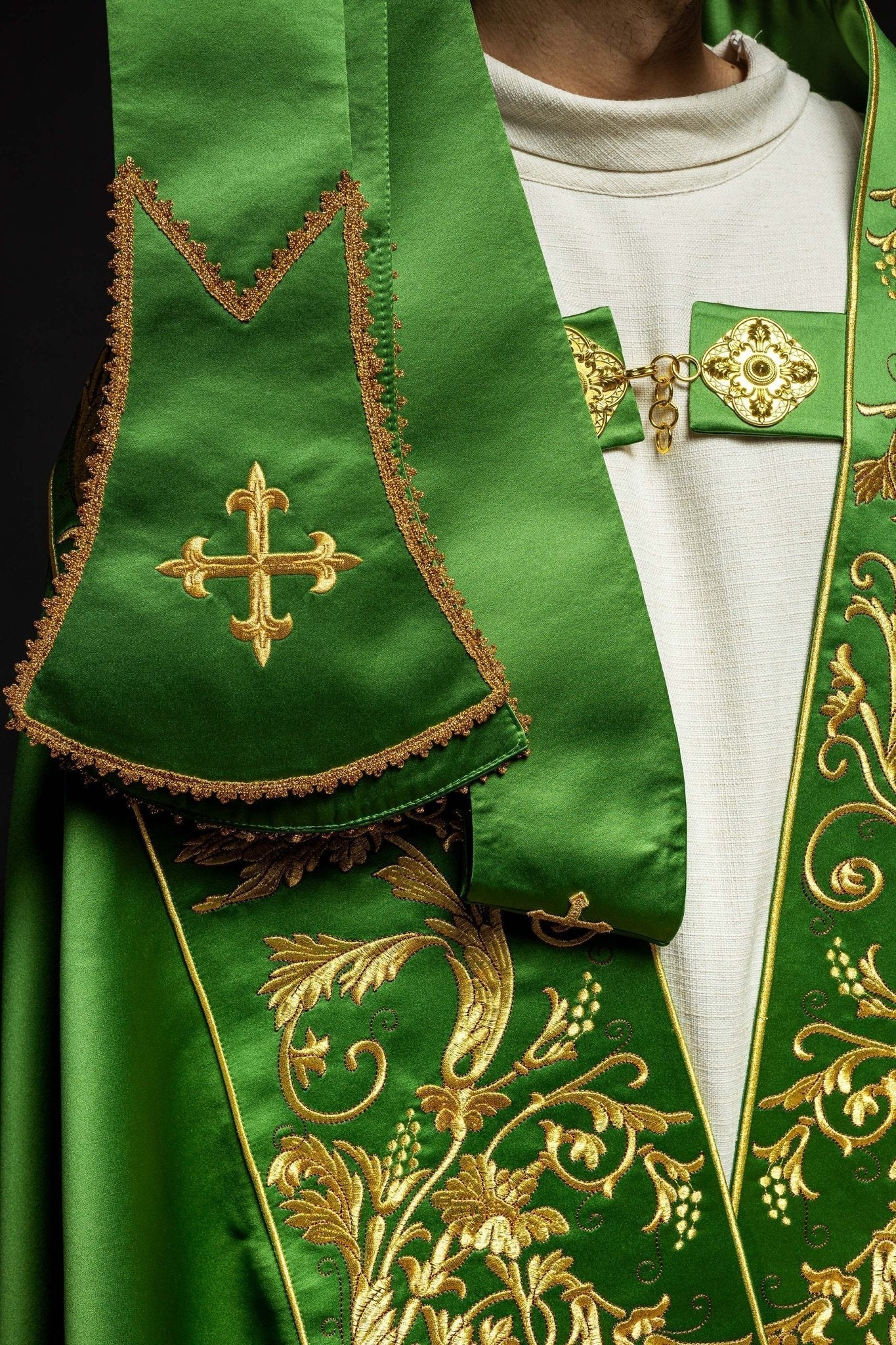Capa pluvial romana de satén verde con corazón de Jesús bordado