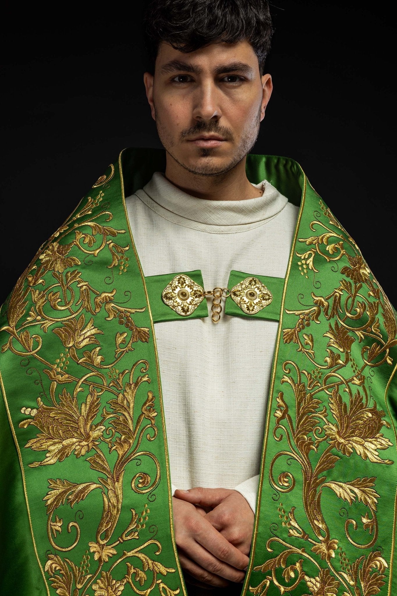 Capa pluvial romana de satén verde con corazón de Jesús bordado