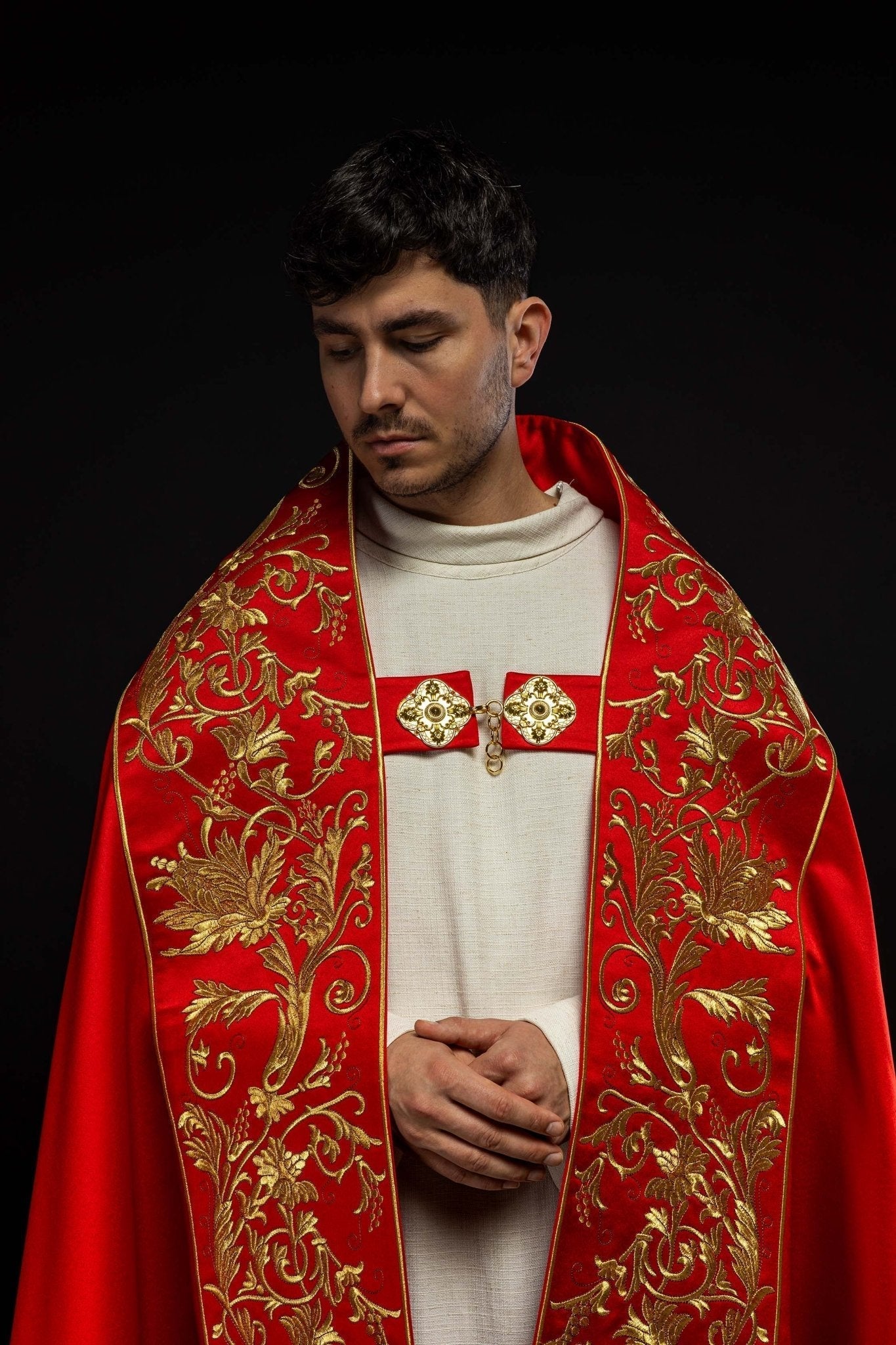 Capa pluvial romano de raso, rojo, con corazón de Jesús bordado