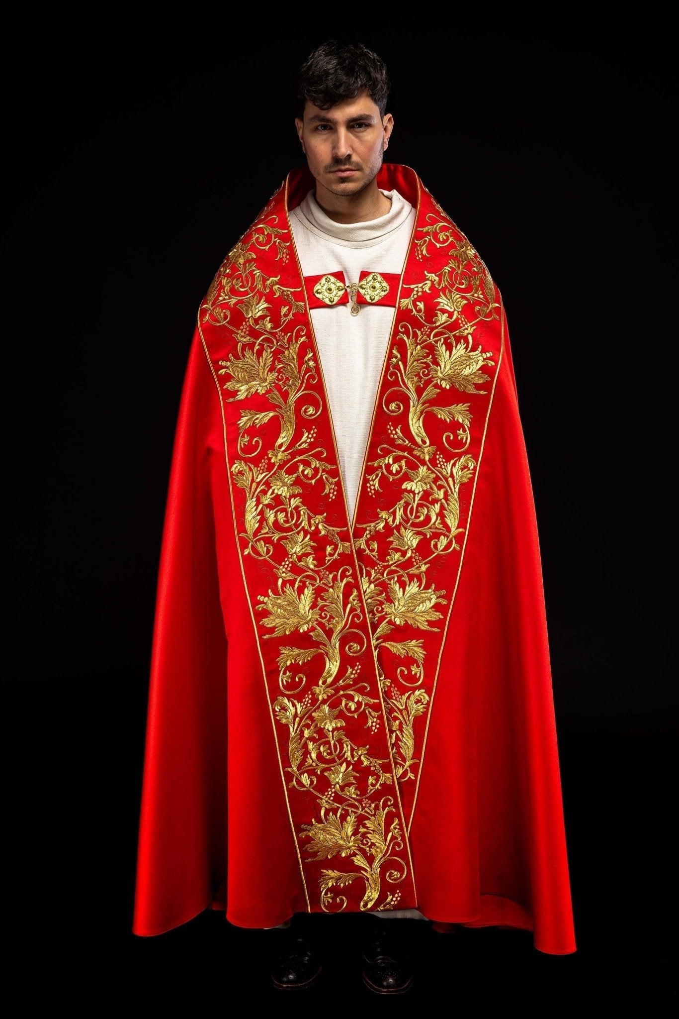 Capa pluvial romano de raso, rojo, con corazón de Jesús bordado