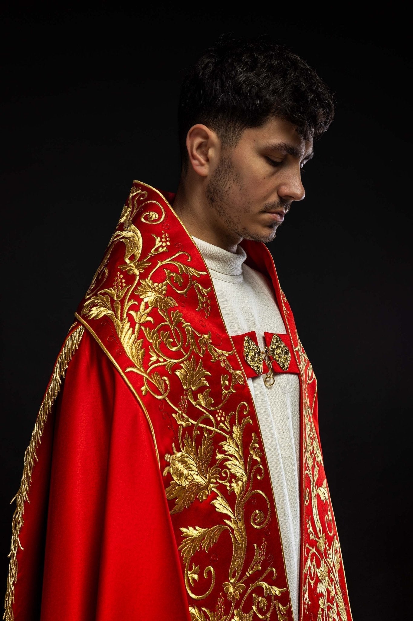 Capa pluvial romano de raso, rojo, con corazón de Jesús bordado