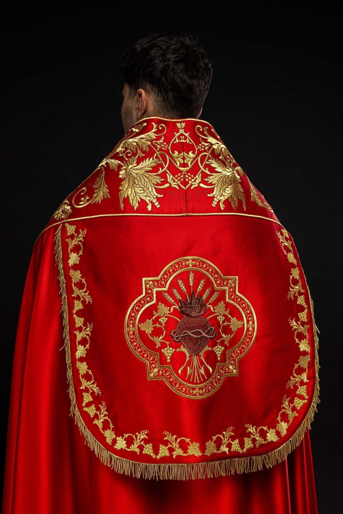 Capa pluvial romano de raso, rojo, con corazón de Jesús bordado