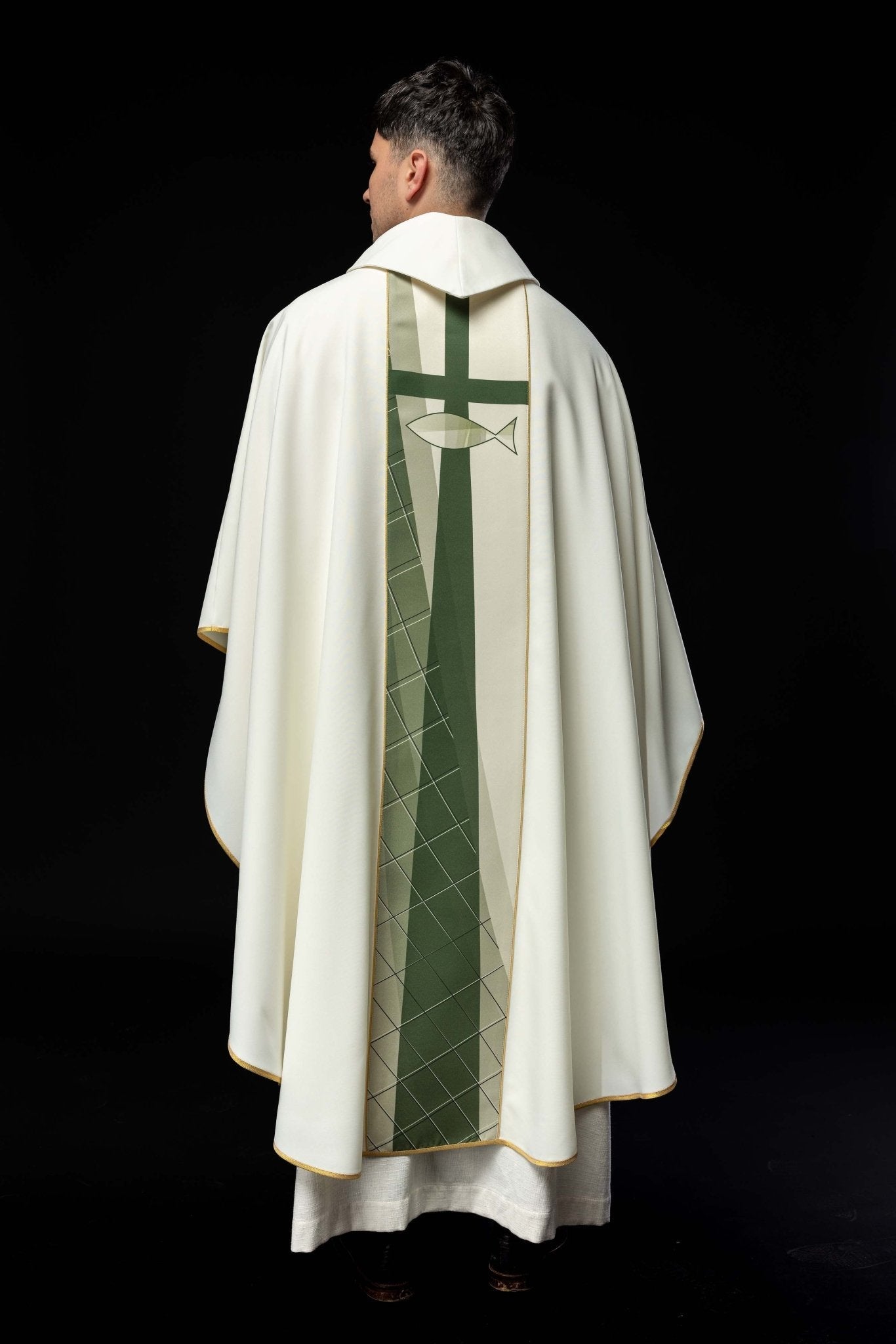 Casulla blanca bordada con diseño de cruz y peces