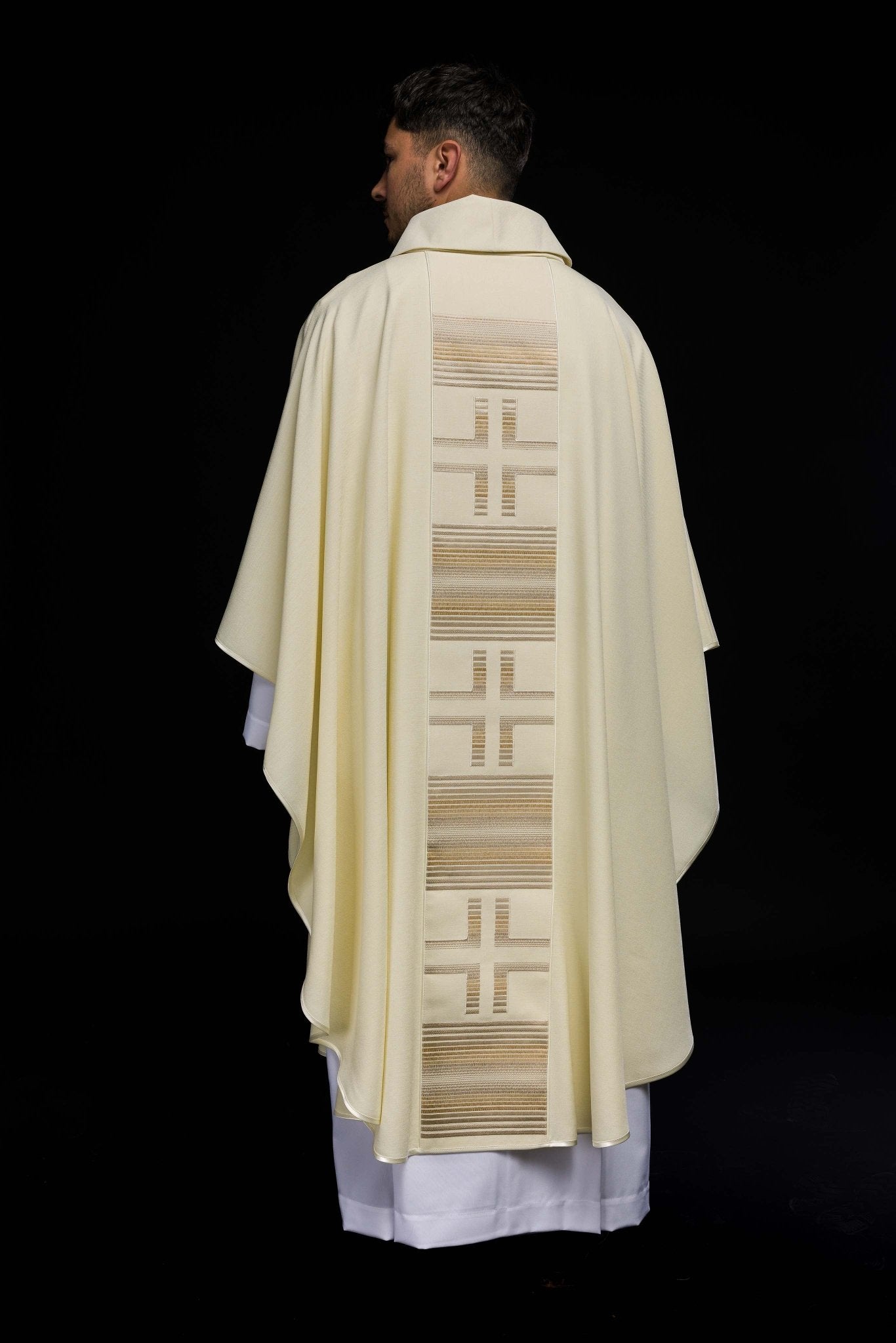 Casulla bordada con cruces en color marfil