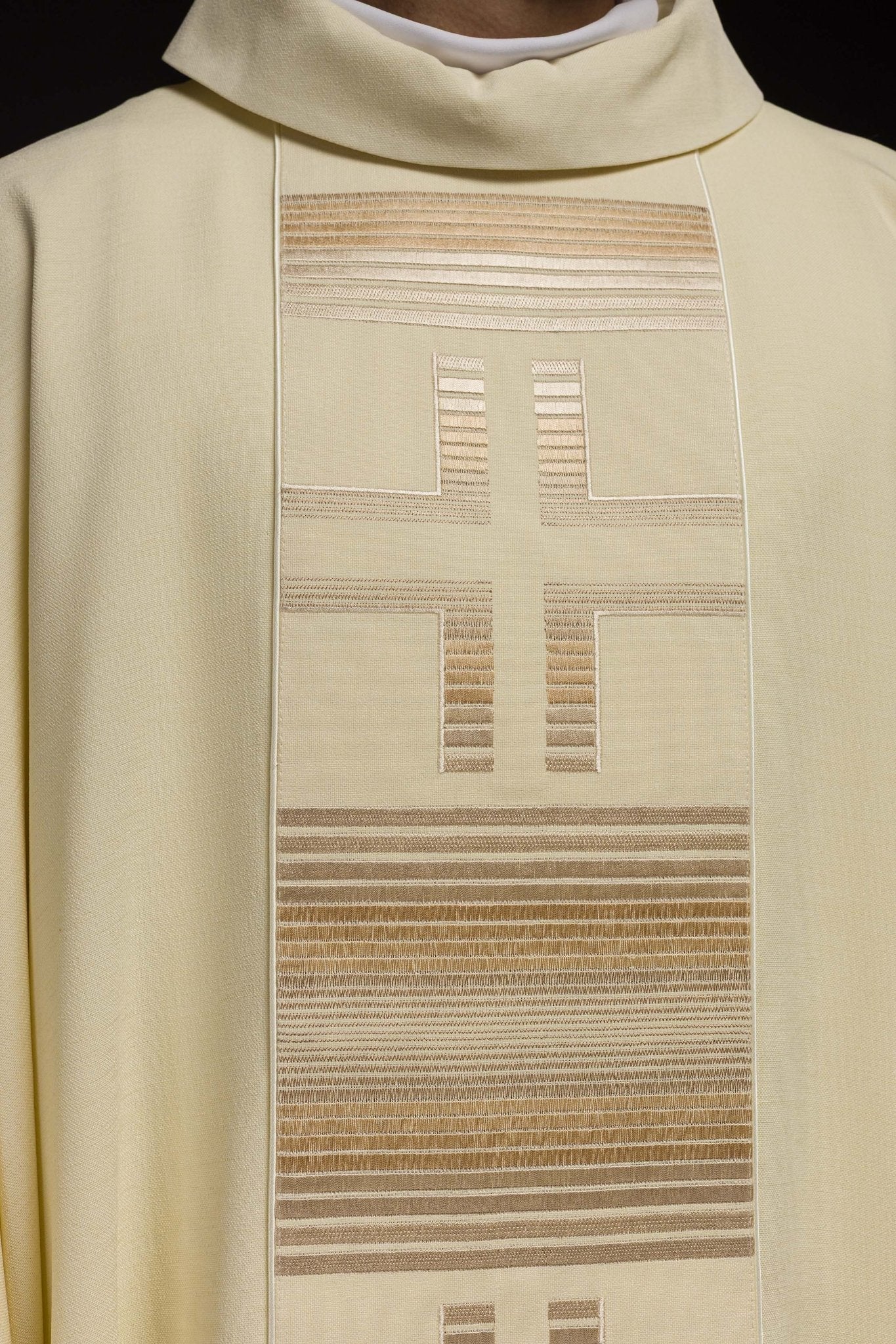 Casulla bordada con cruces en color marfil