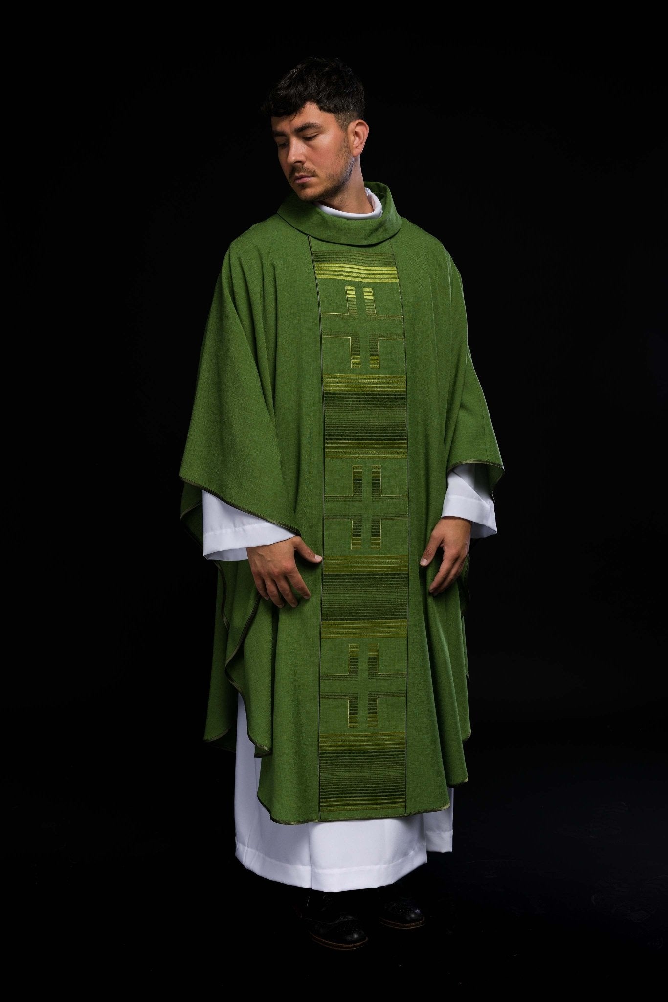 Casulla bordada con cruces verdes