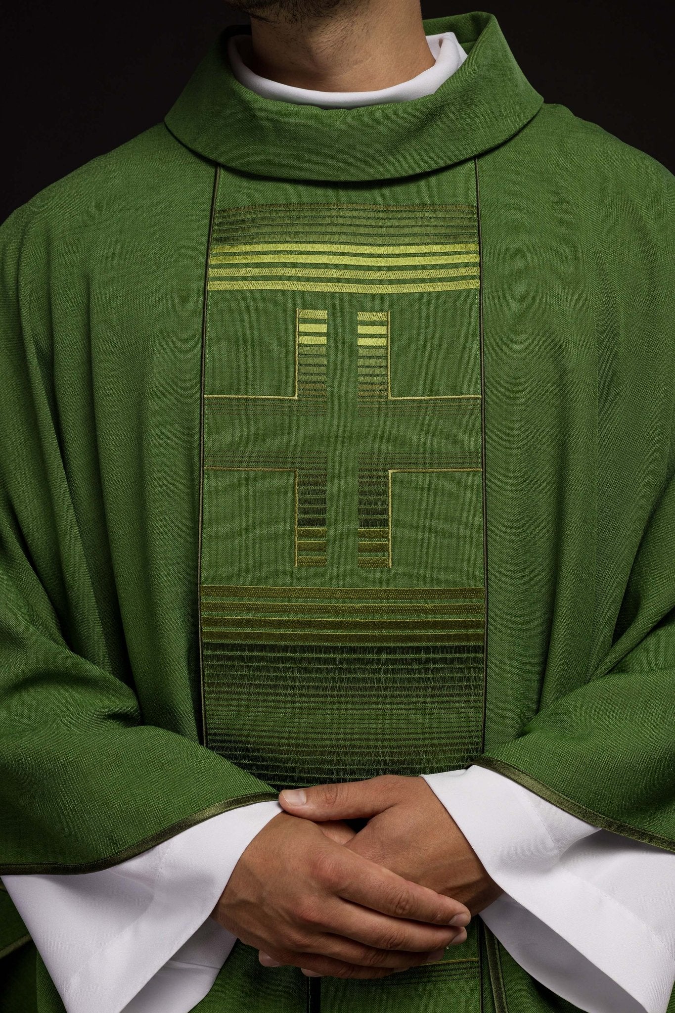 Casulla bordada con cruces verdes