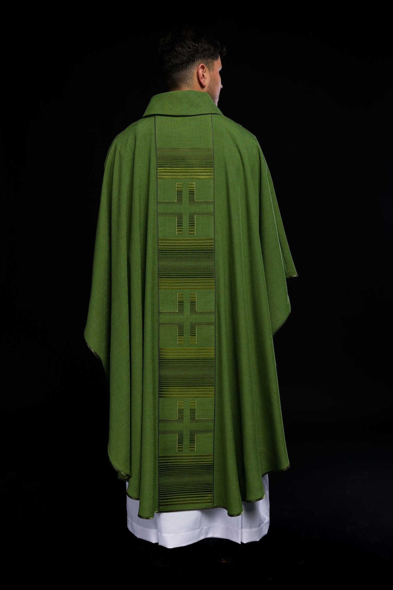 Casulla bordada con cruces verdes