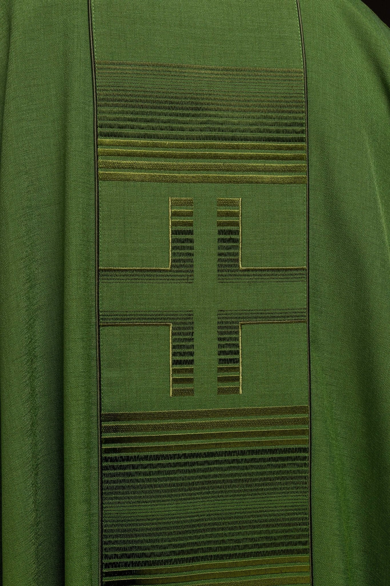Casulla bordada con cruces verdes