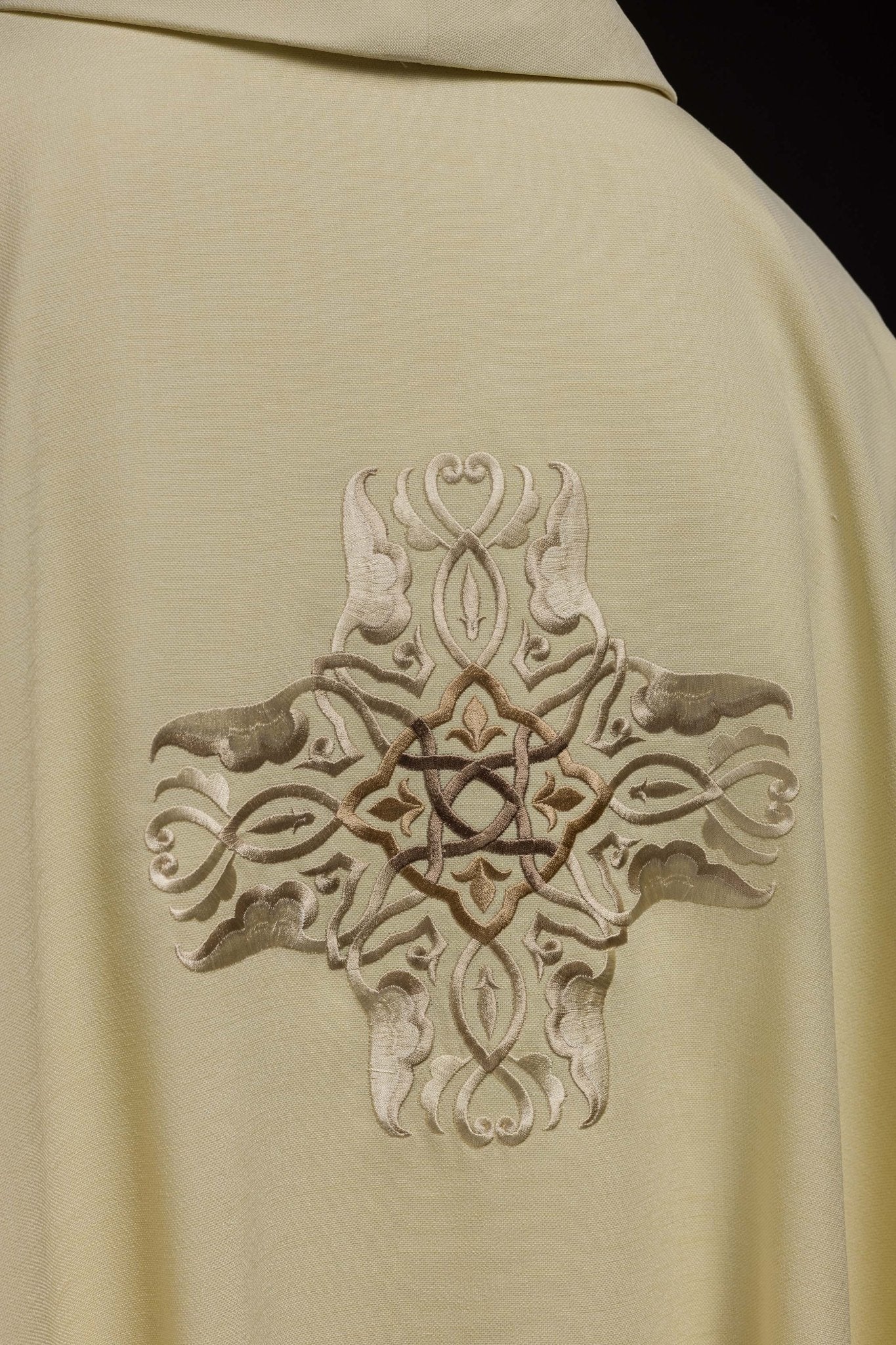Casulla bordada con el diseño de la Cruz en color marfil