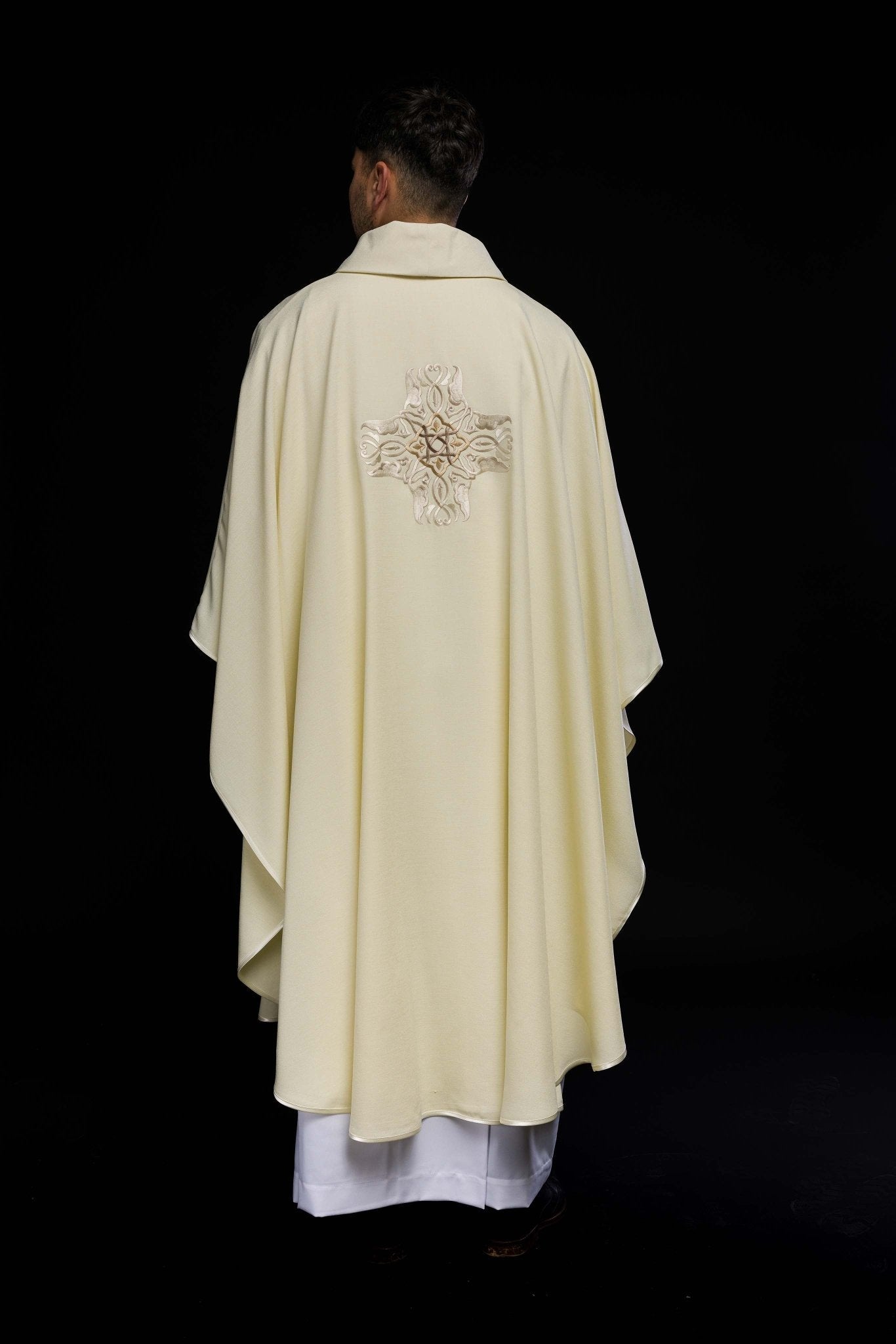 Casulla bordada con el diseño de la Cruz en color marfil