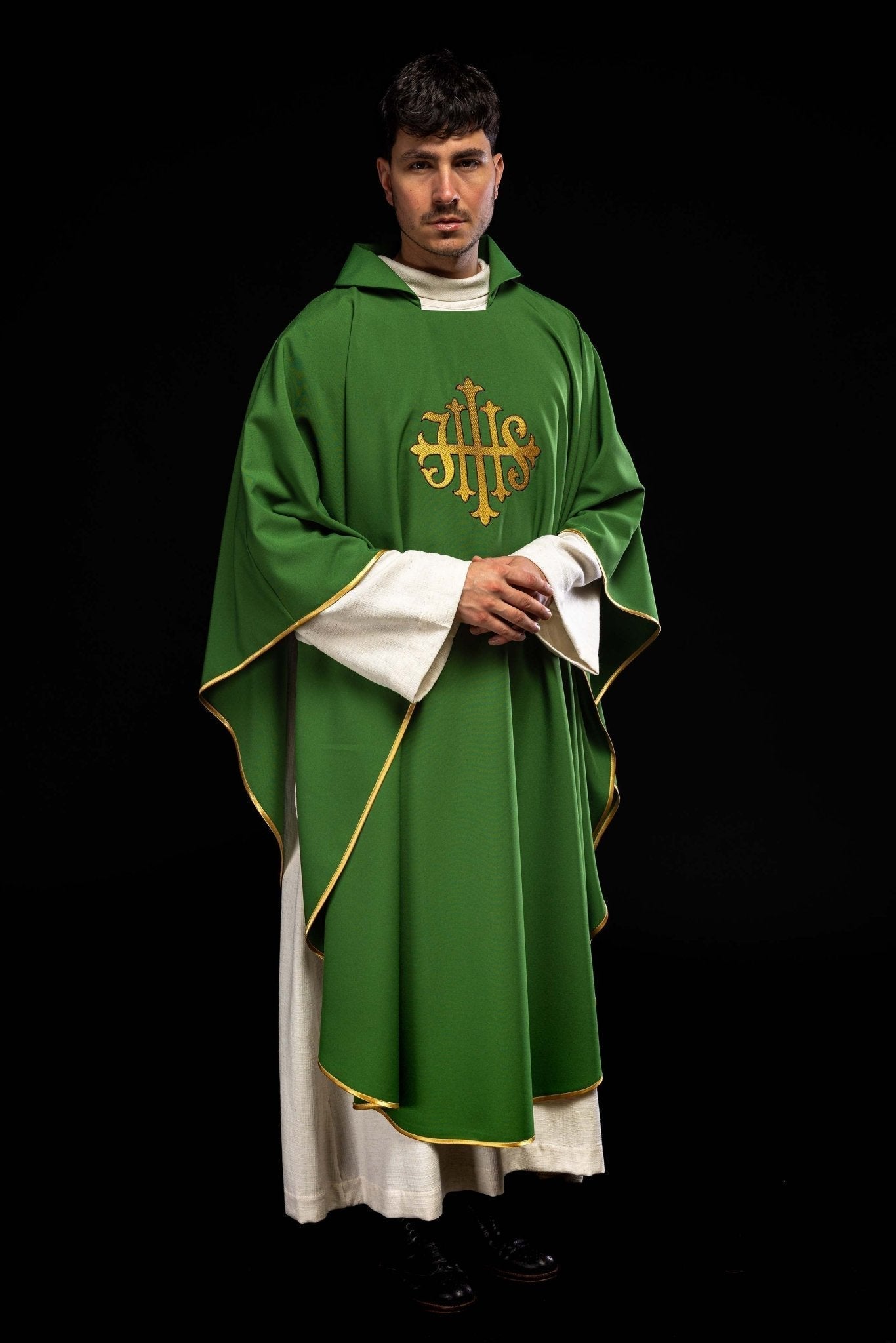 Casulla bordada con el símbolo JHS y cuello ancho verde