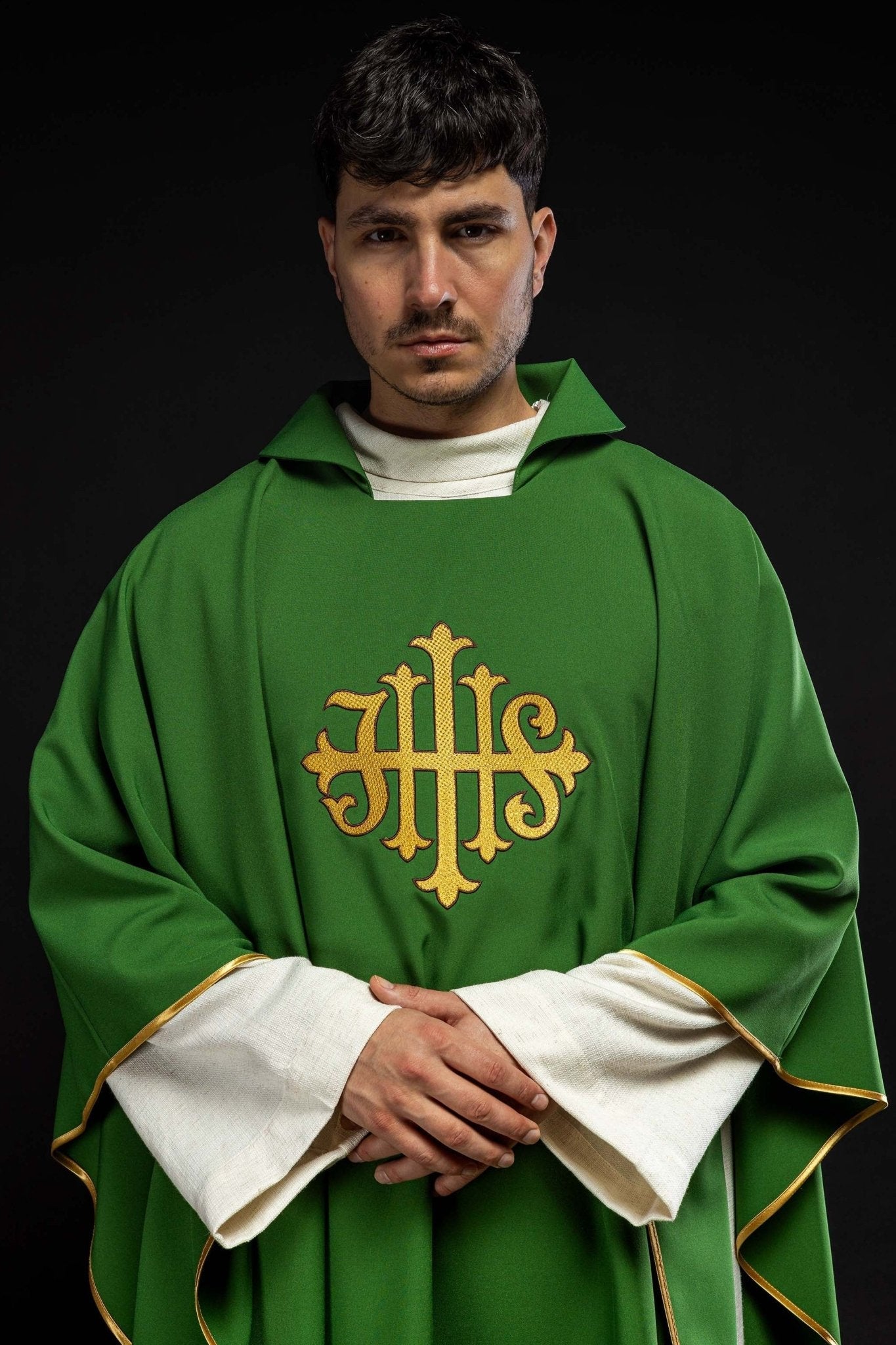 Casulla bordada con el símbolo JHS y cuello ancho verde