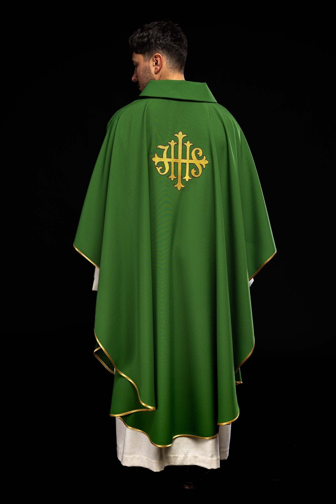 Casulla bordada con el símbolo JHS y cuello ancho verde