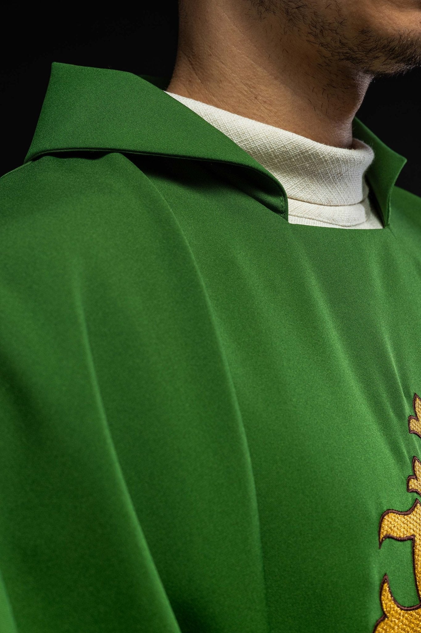Casulla bordada con el símbolo JHS y cuello ancho verde