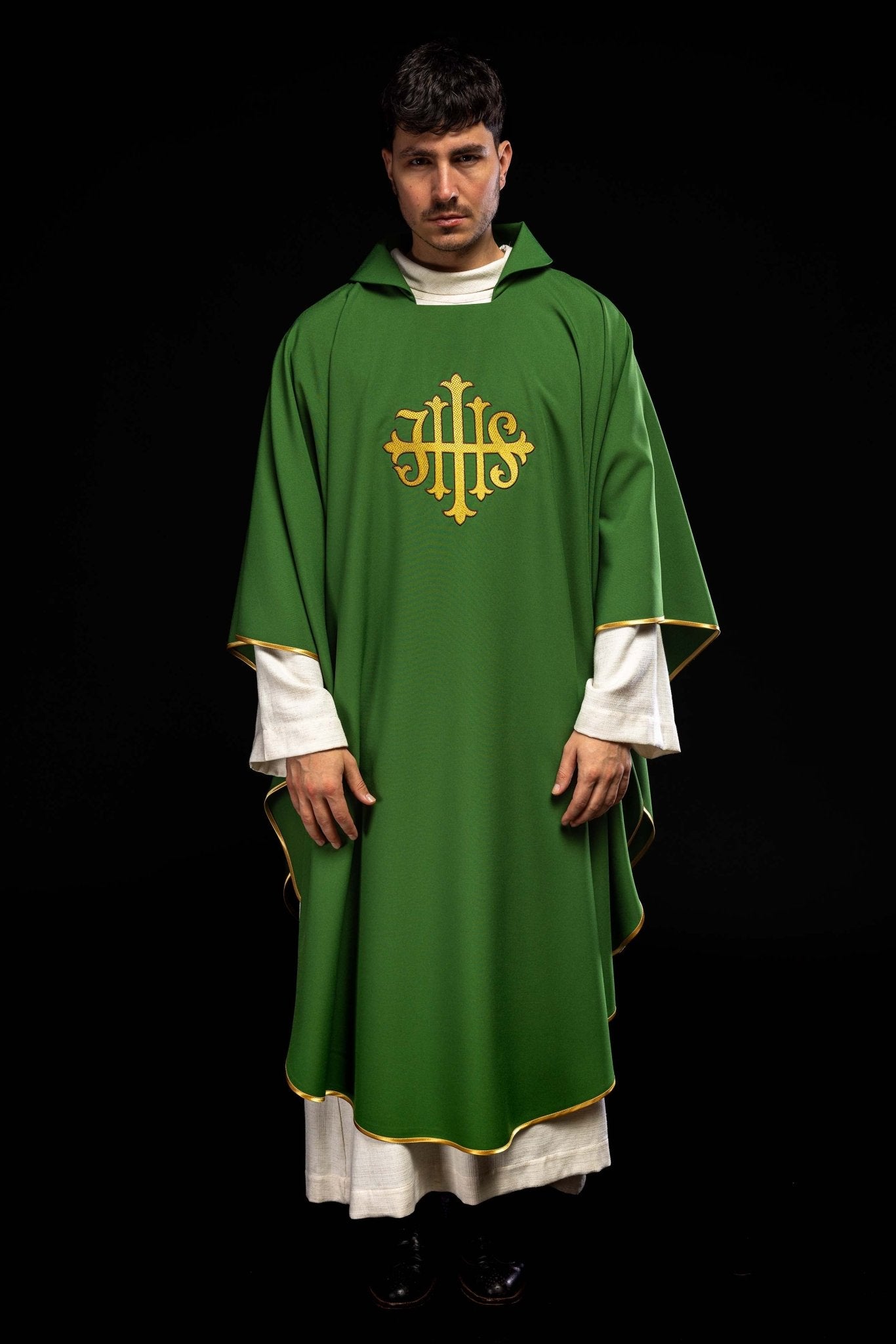 Casulla bordada con el símbolo JHS y cuello ancho verde
