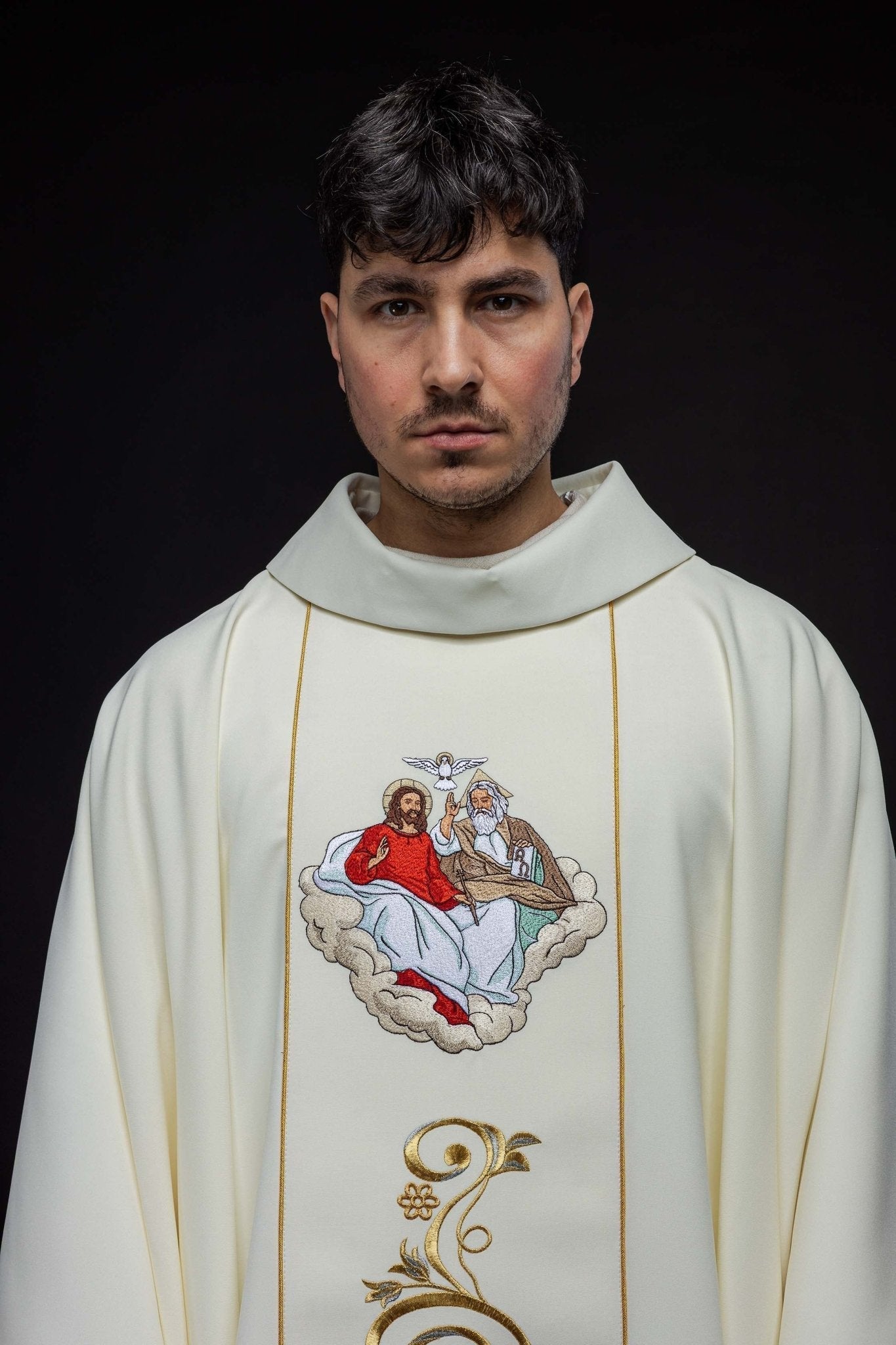 Casulla bordada con la imagen de la Santísima Trinidad