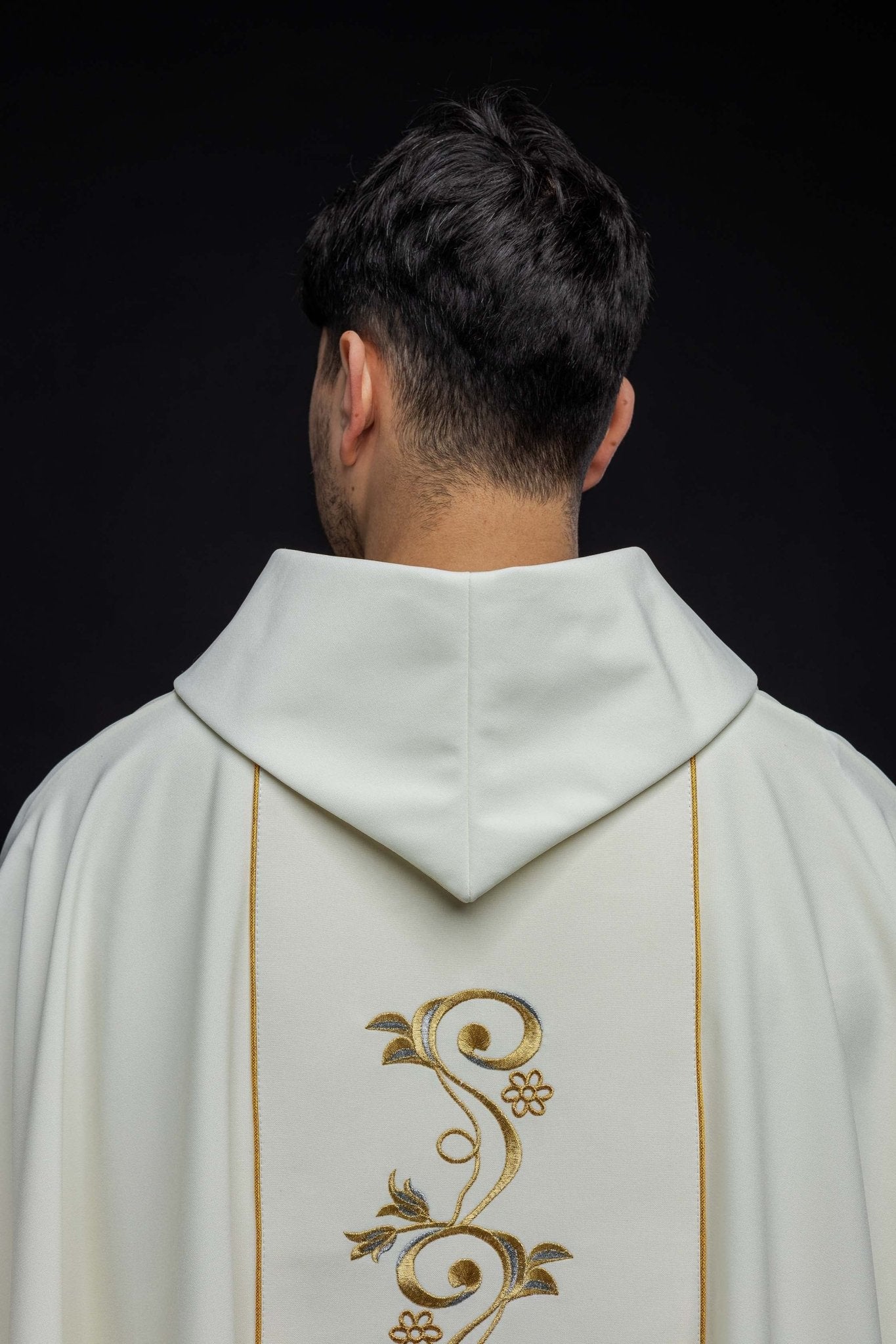 Casulla bordada con la imagen de la Santísima Trinidad