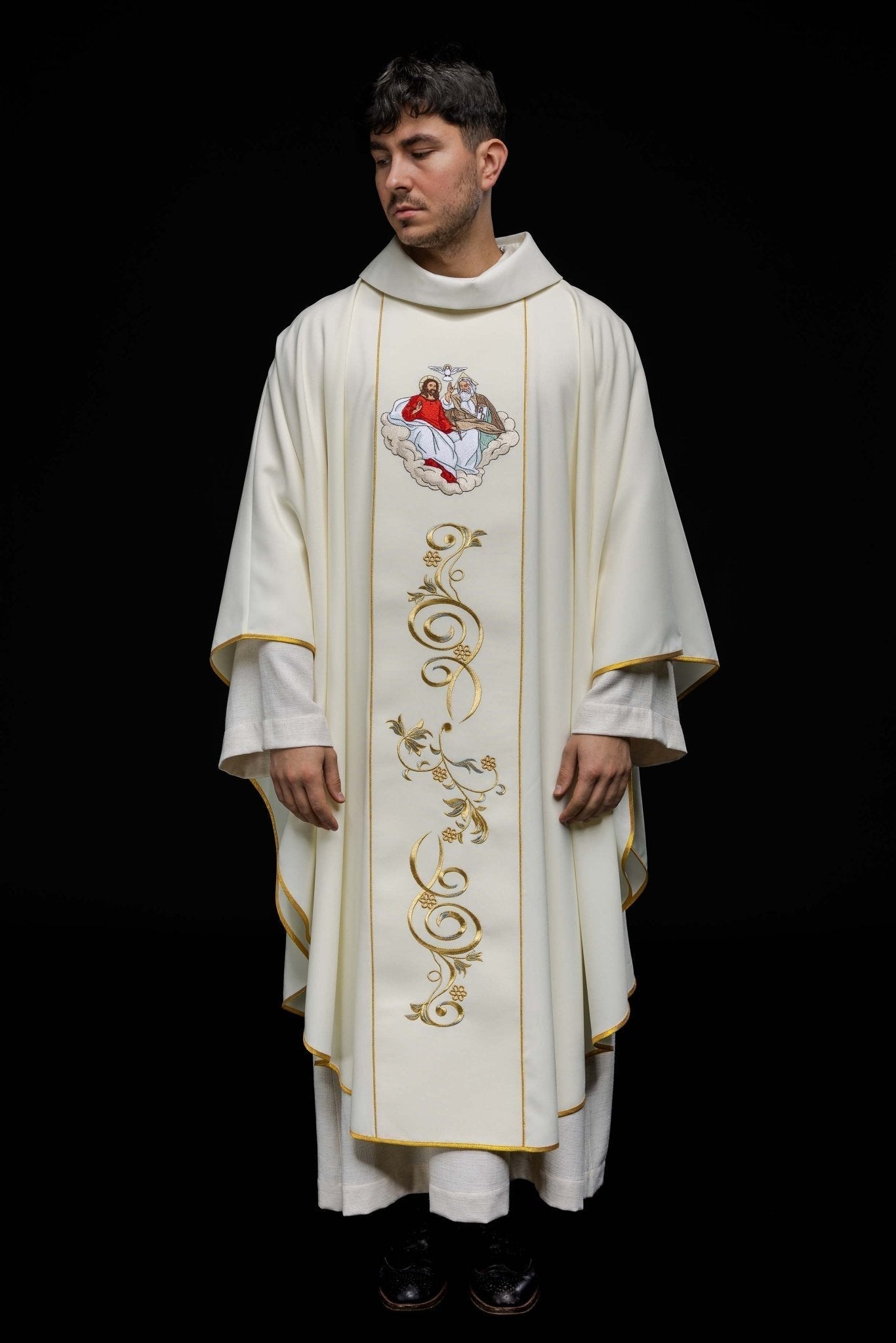 Casulla bordada con la imagen de la Santísima Trinidad