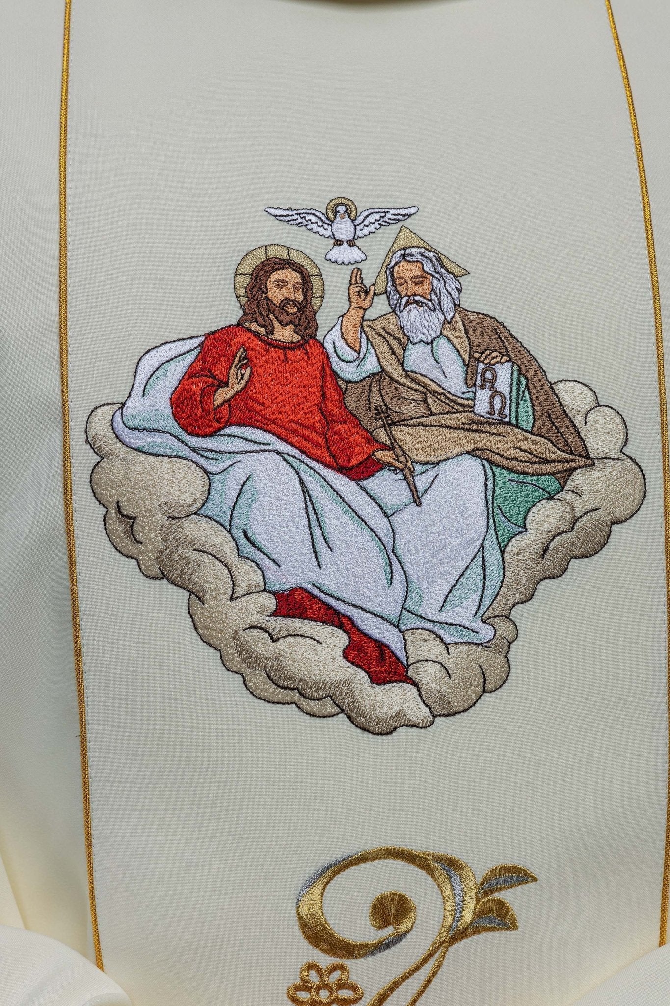 Casulla bordada con la imagen de la Santísima Trinidad