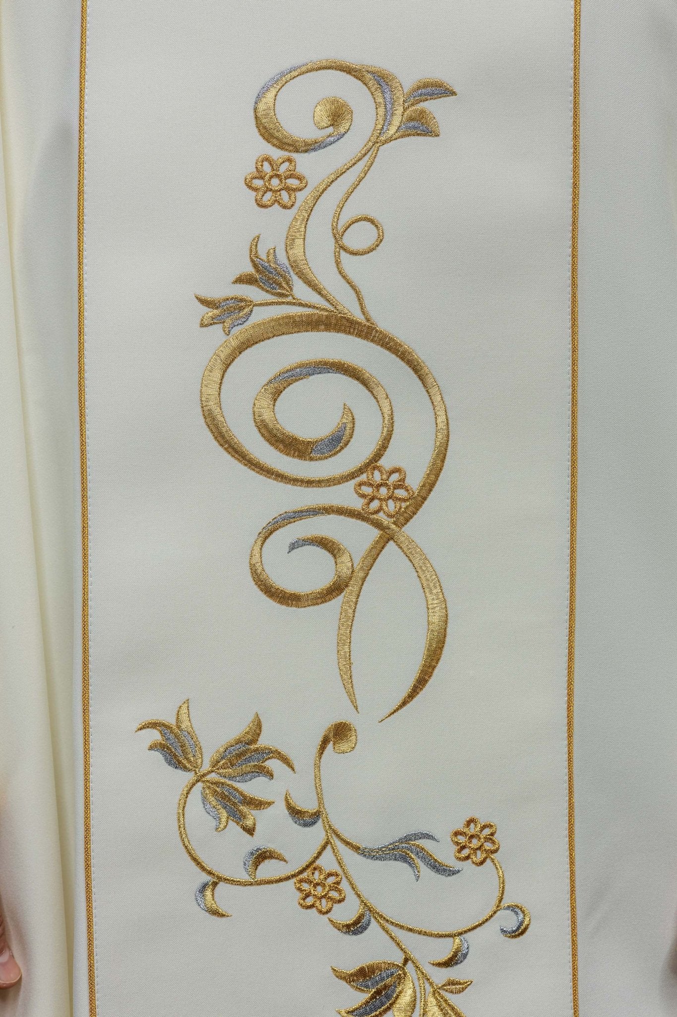 Casulla bordada con la imagen de la Santísima Trinidad