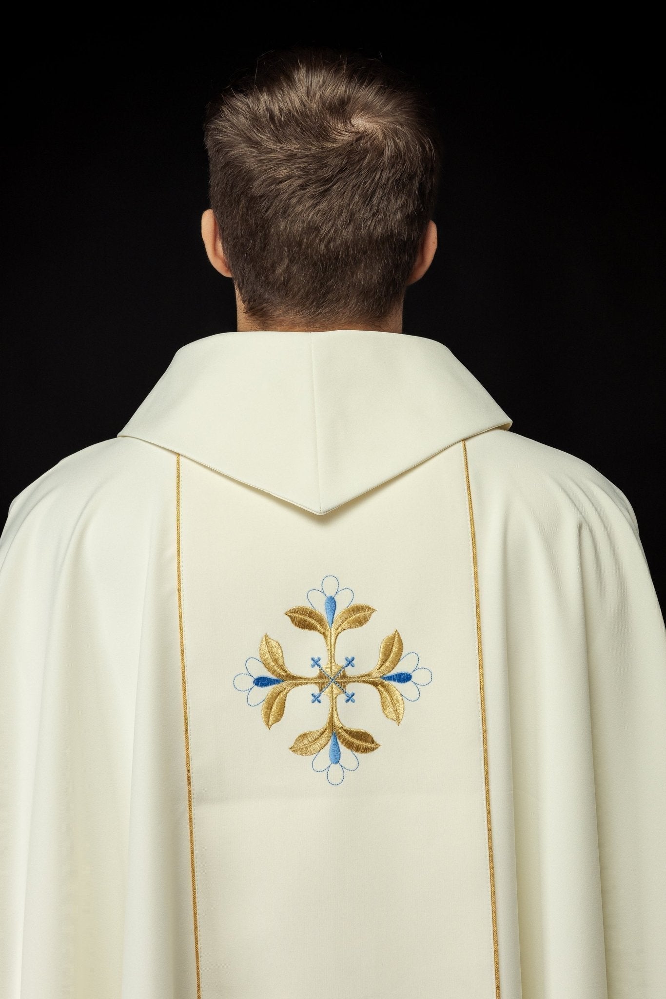 Casulla bordada con la imagen de Nuestra Señora de Fátima