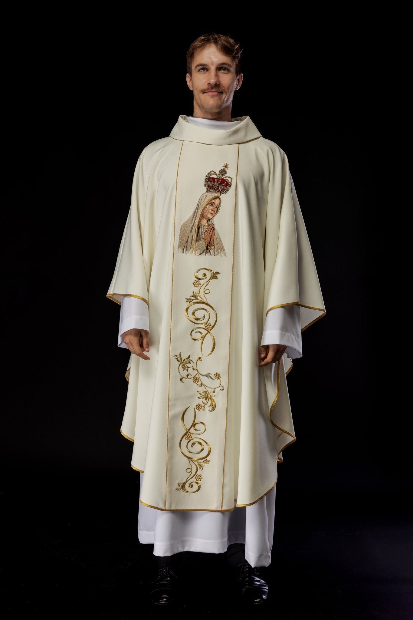 Casulla bordada con la imagen de Nuestra Señora de Fátima