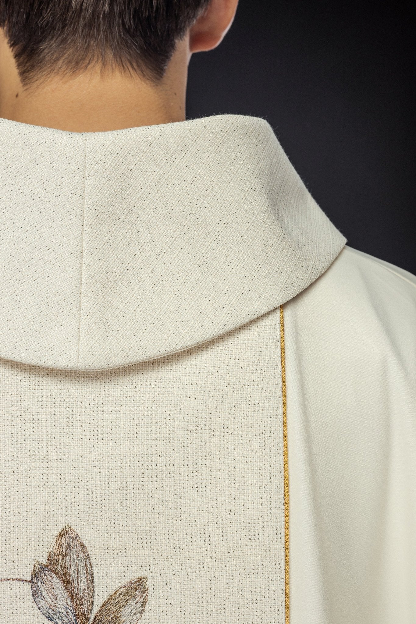 Casulla bordada con la imagen de Nuestra Señora de Guadalupe