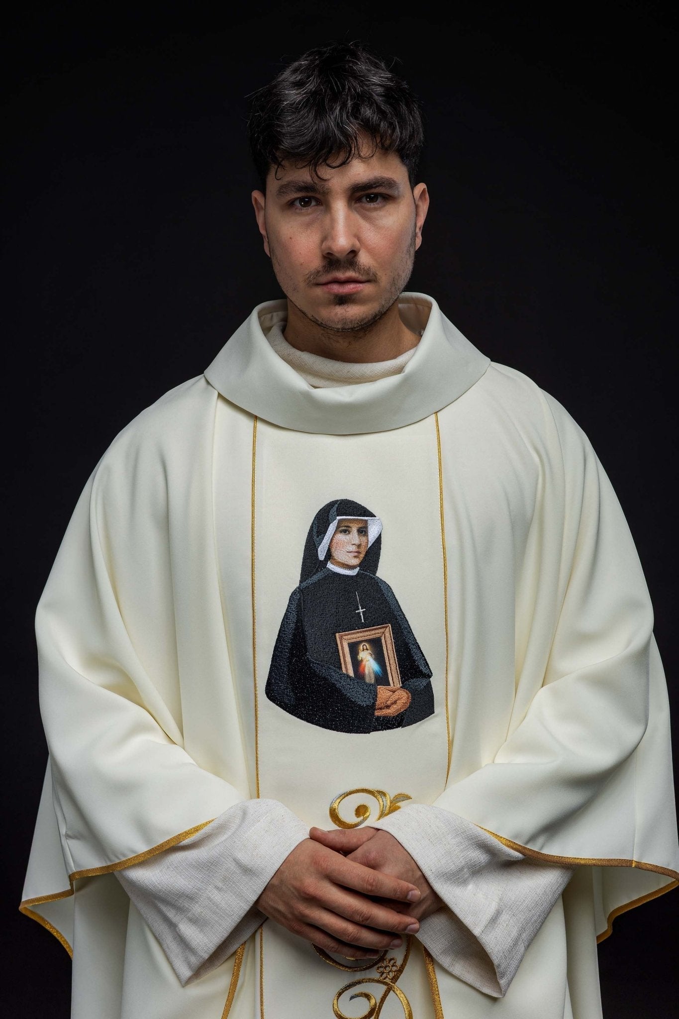 Casulla bordada con la imagen de Santa Faustina