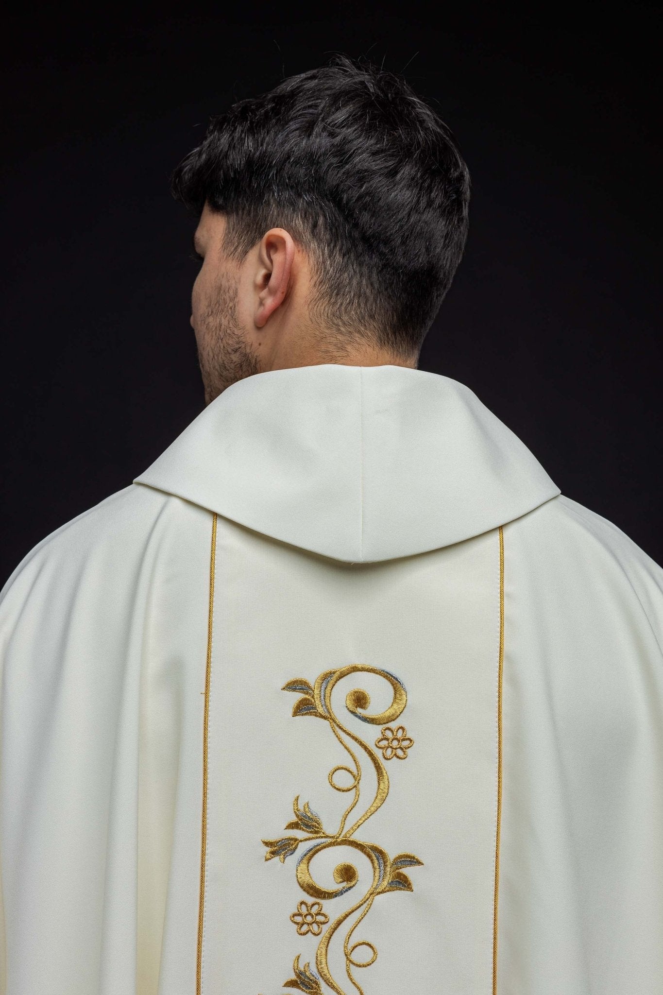 Casulla bordada con la imagen de Santa Faustina