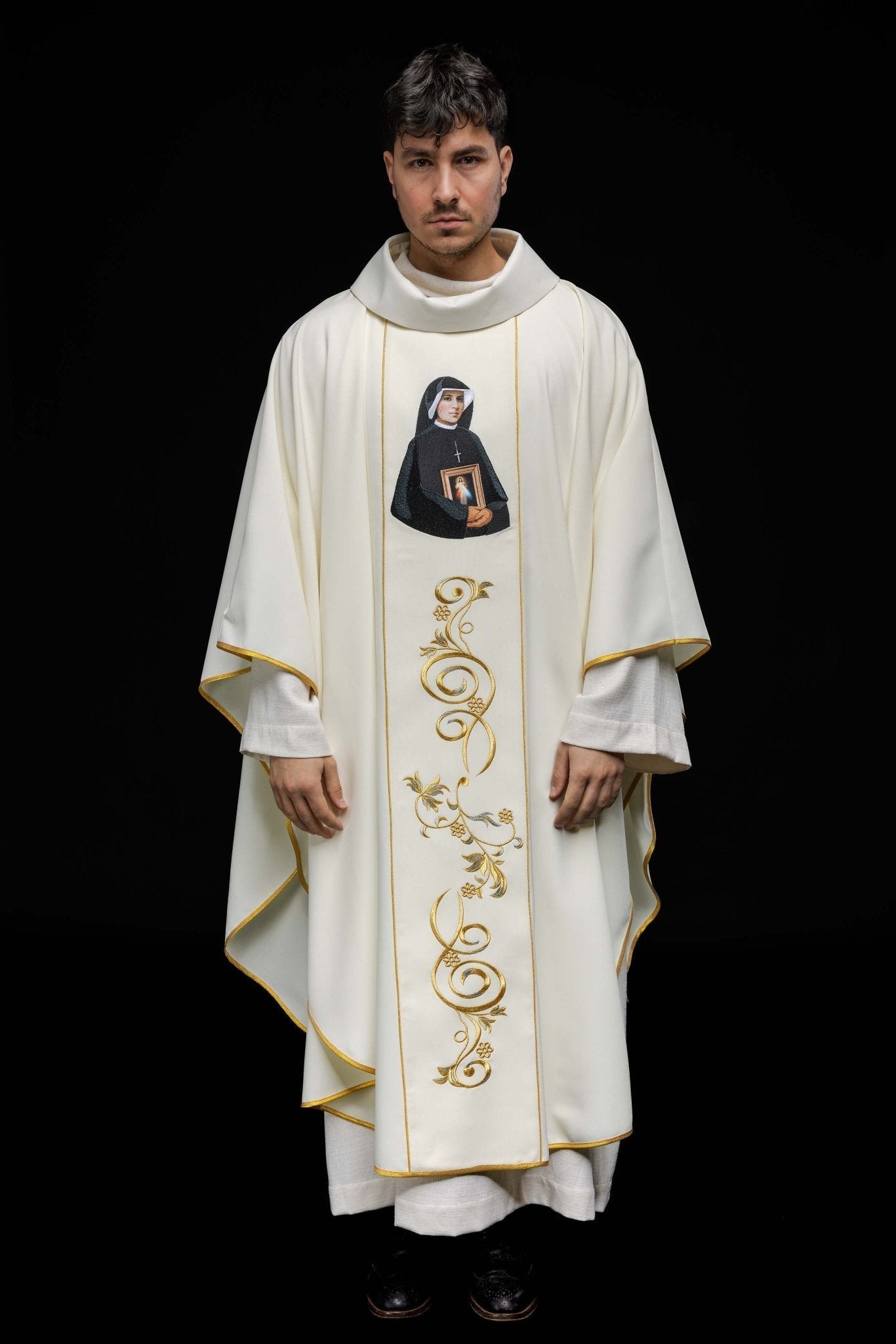 Casulla bordada con la imagen de Santa Faustina
