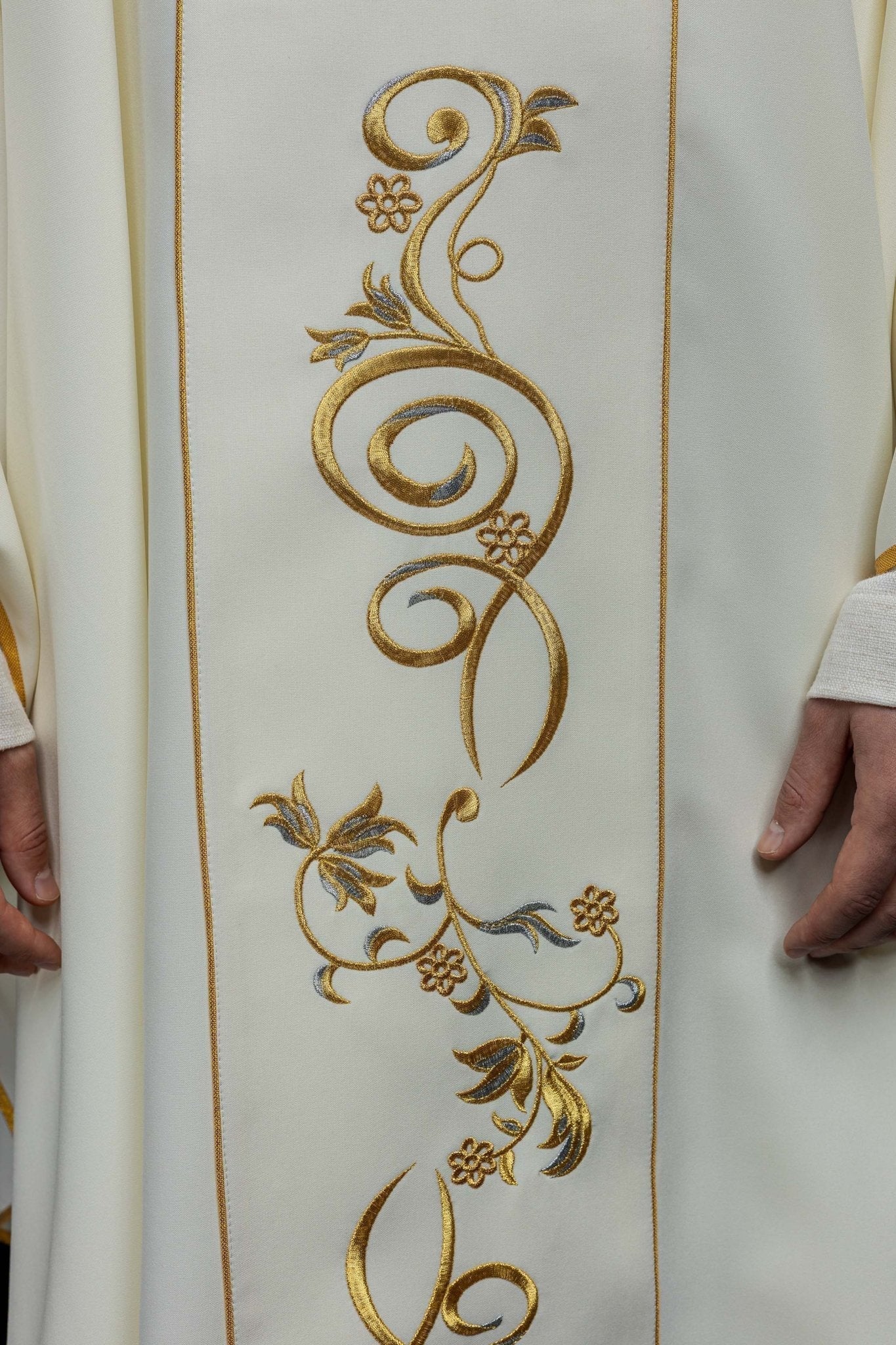 Casulla bordada con la imagen de Santa Faustina