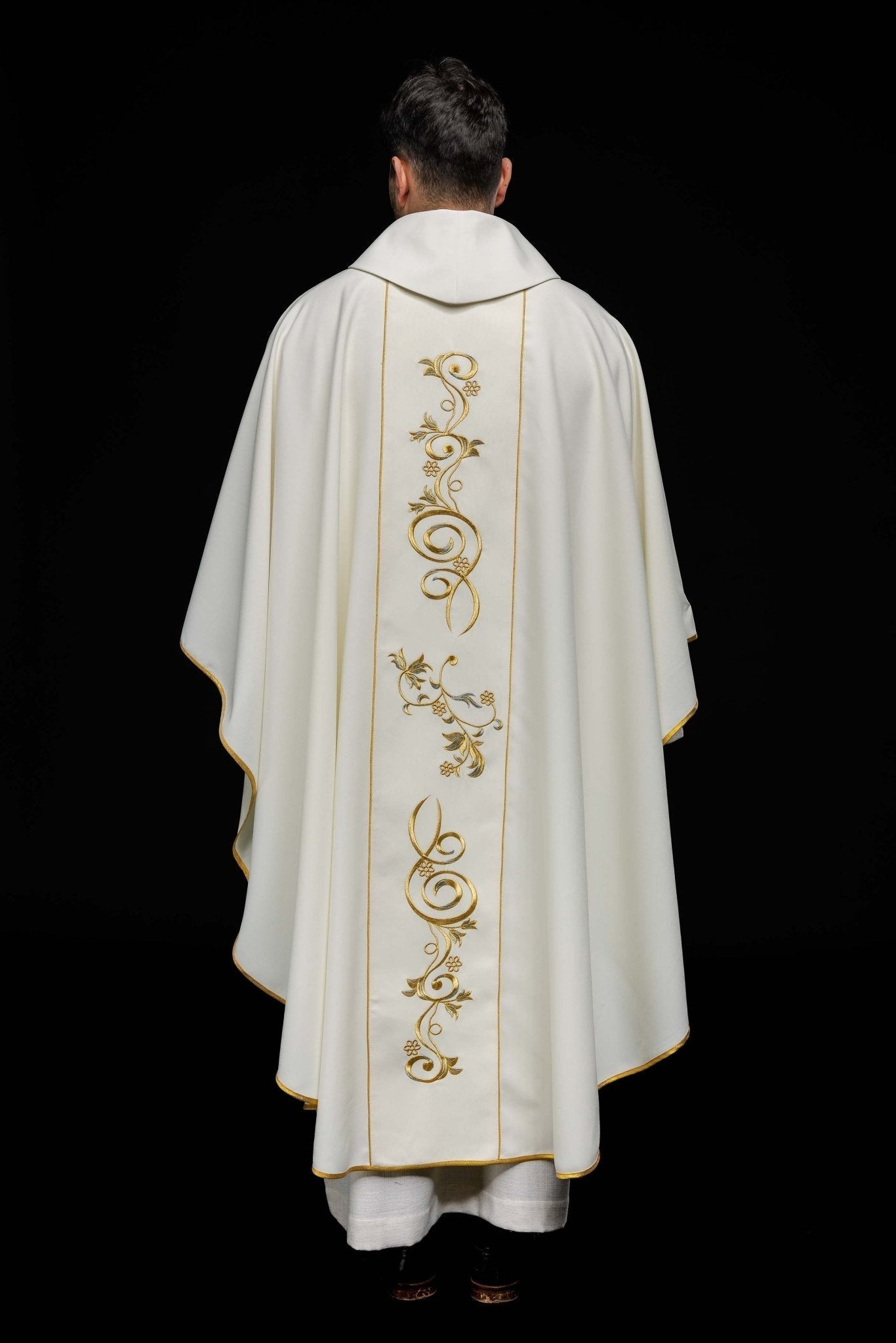 Casulla bordada con la imagen de Santa Faustina