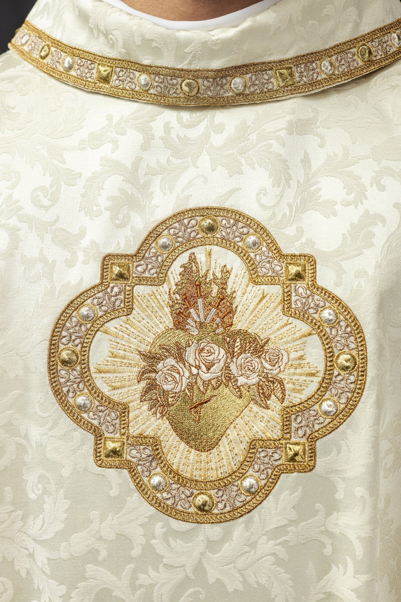 Casulla bordada con un motivo jacquard del Corazón de María