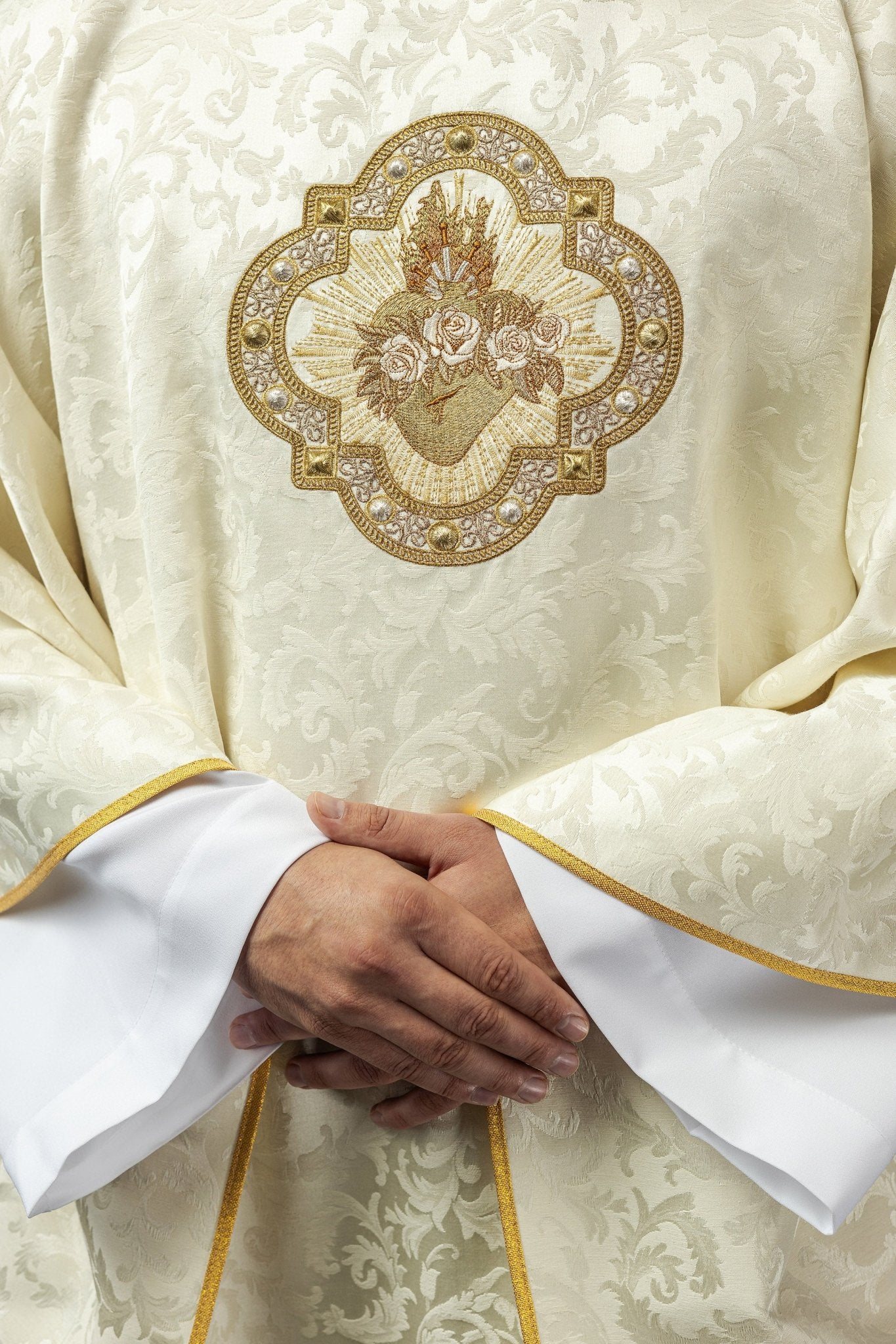 Casulla bordada con un motivo jacquard del Corazón de María