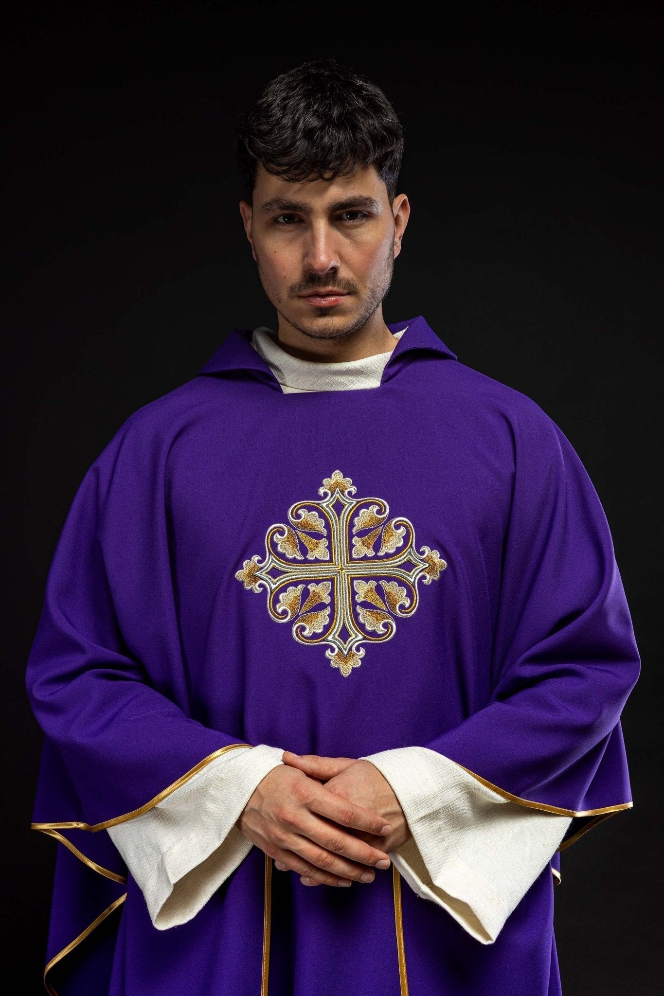 Casulla bordada con una cruz decorada y cuello ancho, morado