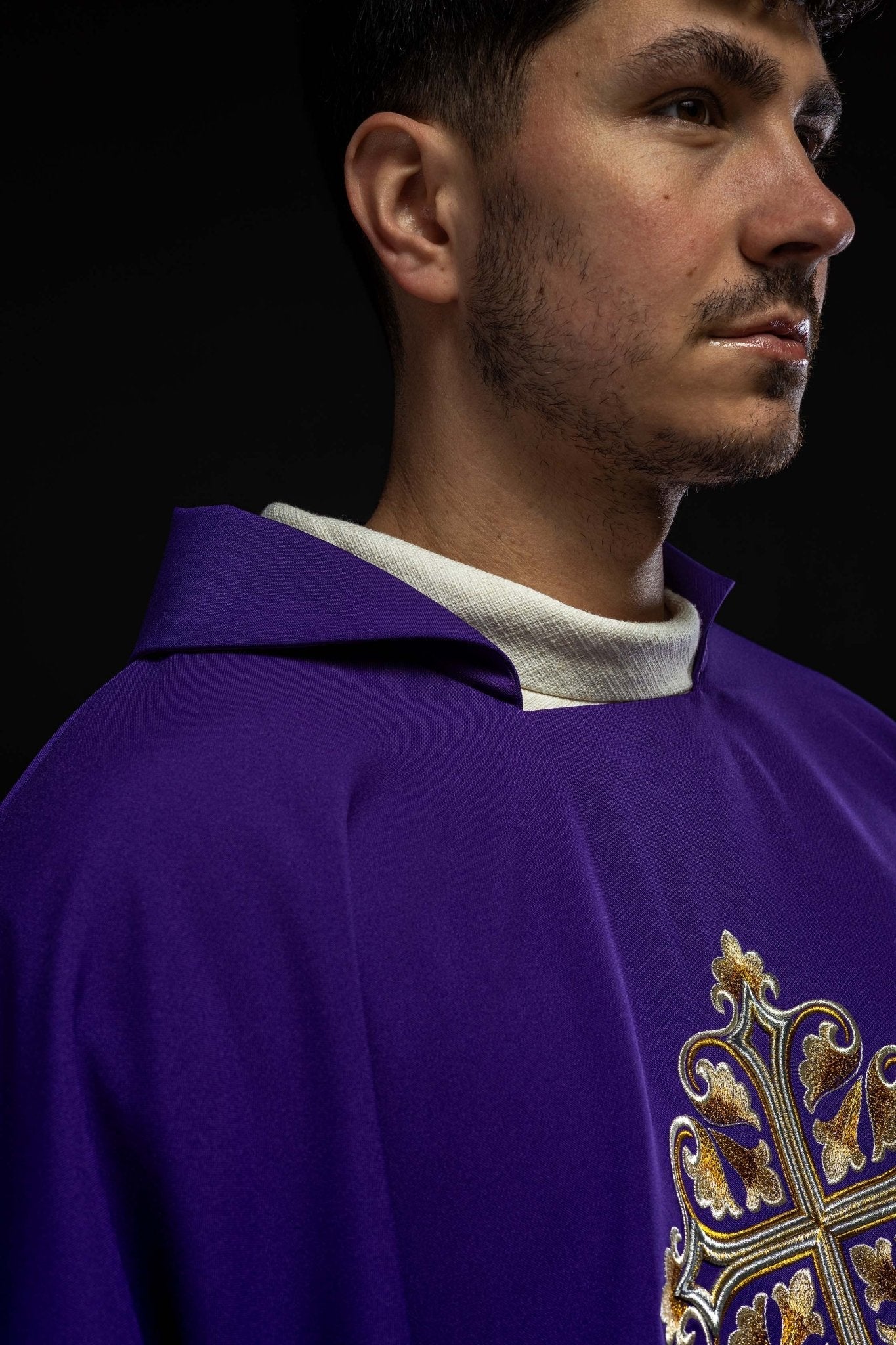 Casulla bordada con una cruz decorada y cuello ancho, morado